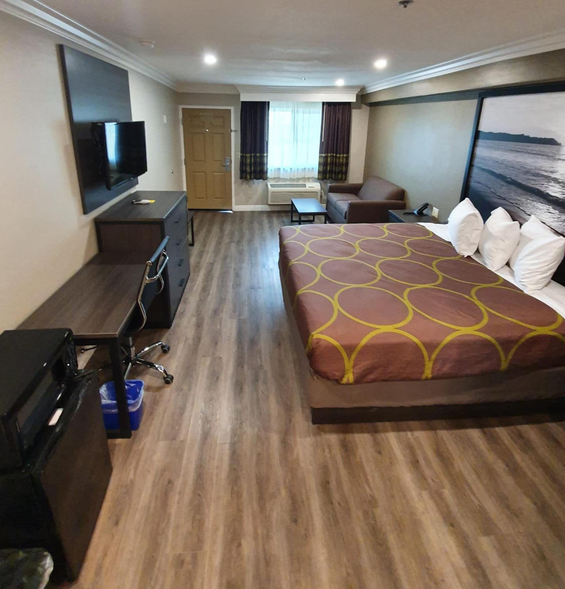 King Room - Non-Smoking - Photo 4