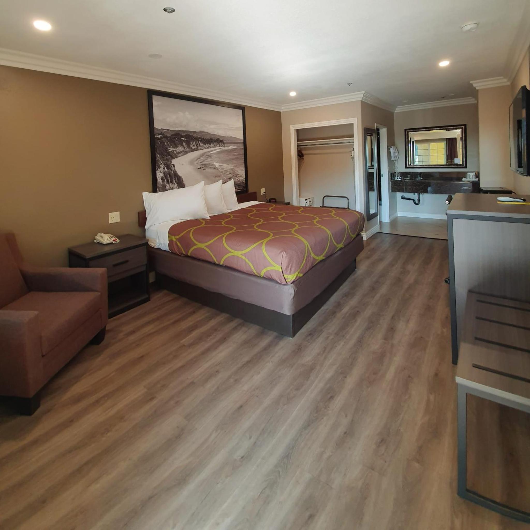 King Room - Non-Smoking - Photo 6