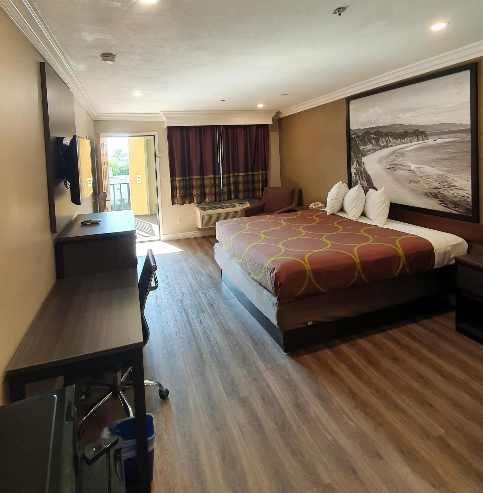 King Room - Non-Smoking - Photo 9
