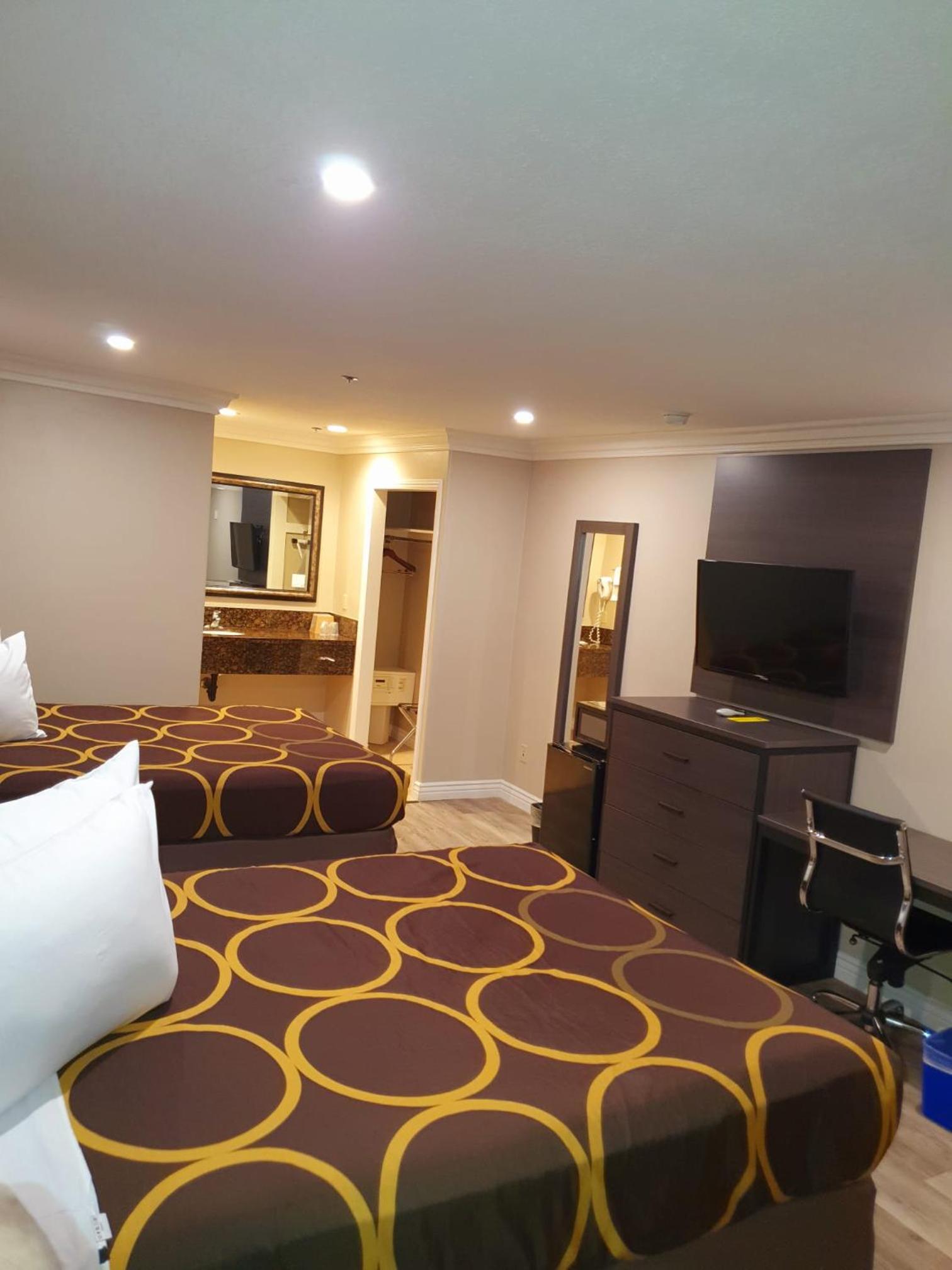 Queen Room with Two Queen Beds - Non-Smoking - Photo 1