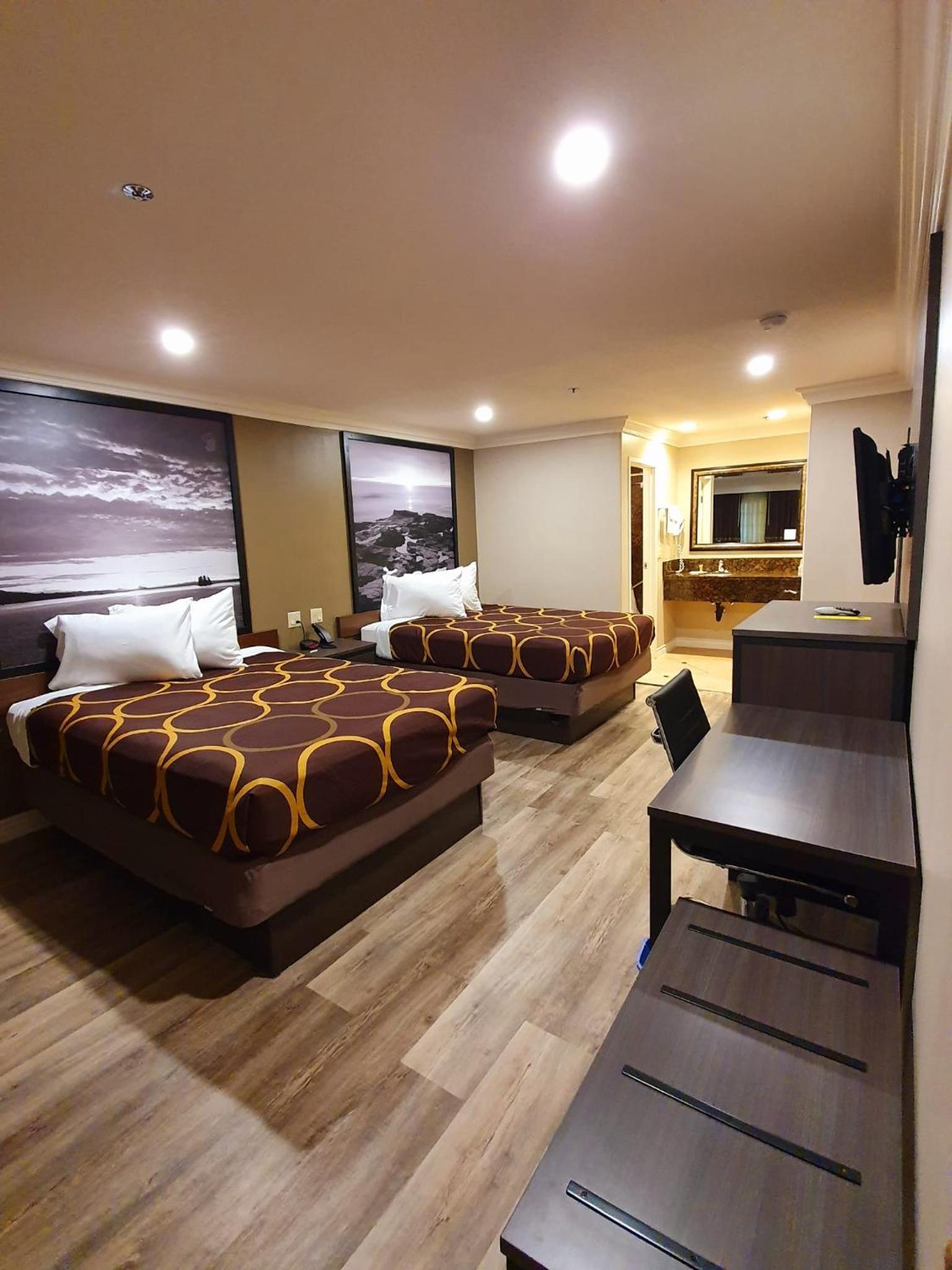 Queen Room with Two Queen Beds - Non-Smoking - Photo 3