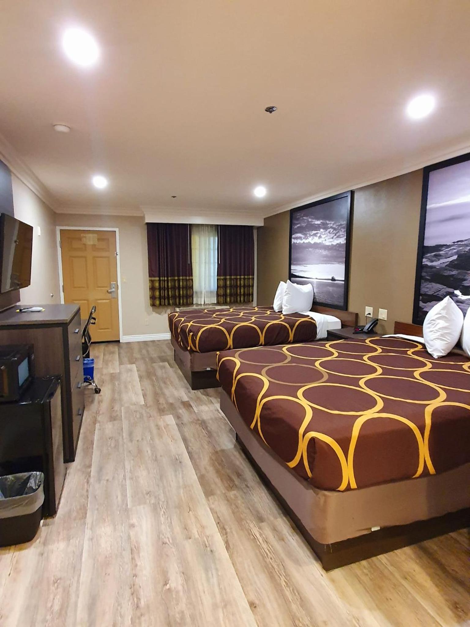 Queen Room with Two Queen Beds - Non-Smoking - Photo 4