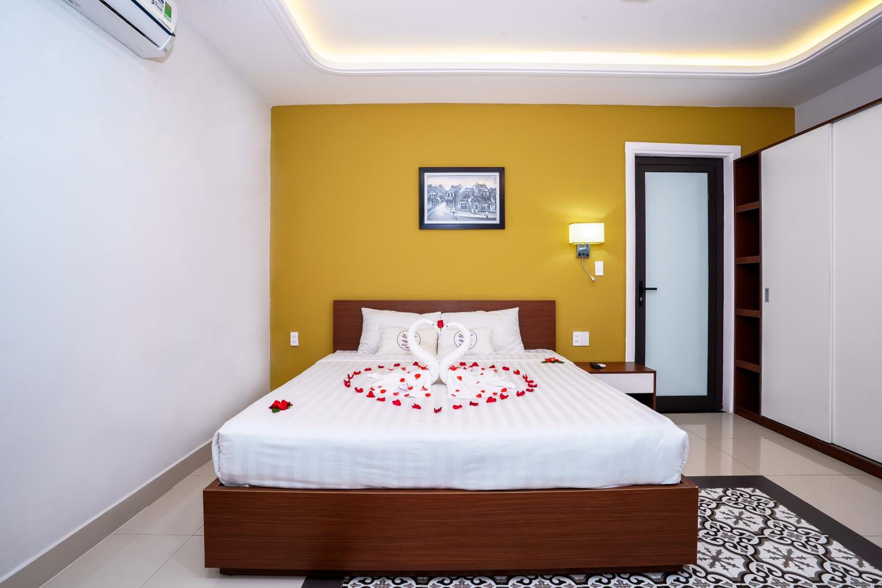 Deluxe Double Room with Balcony - Photo 3