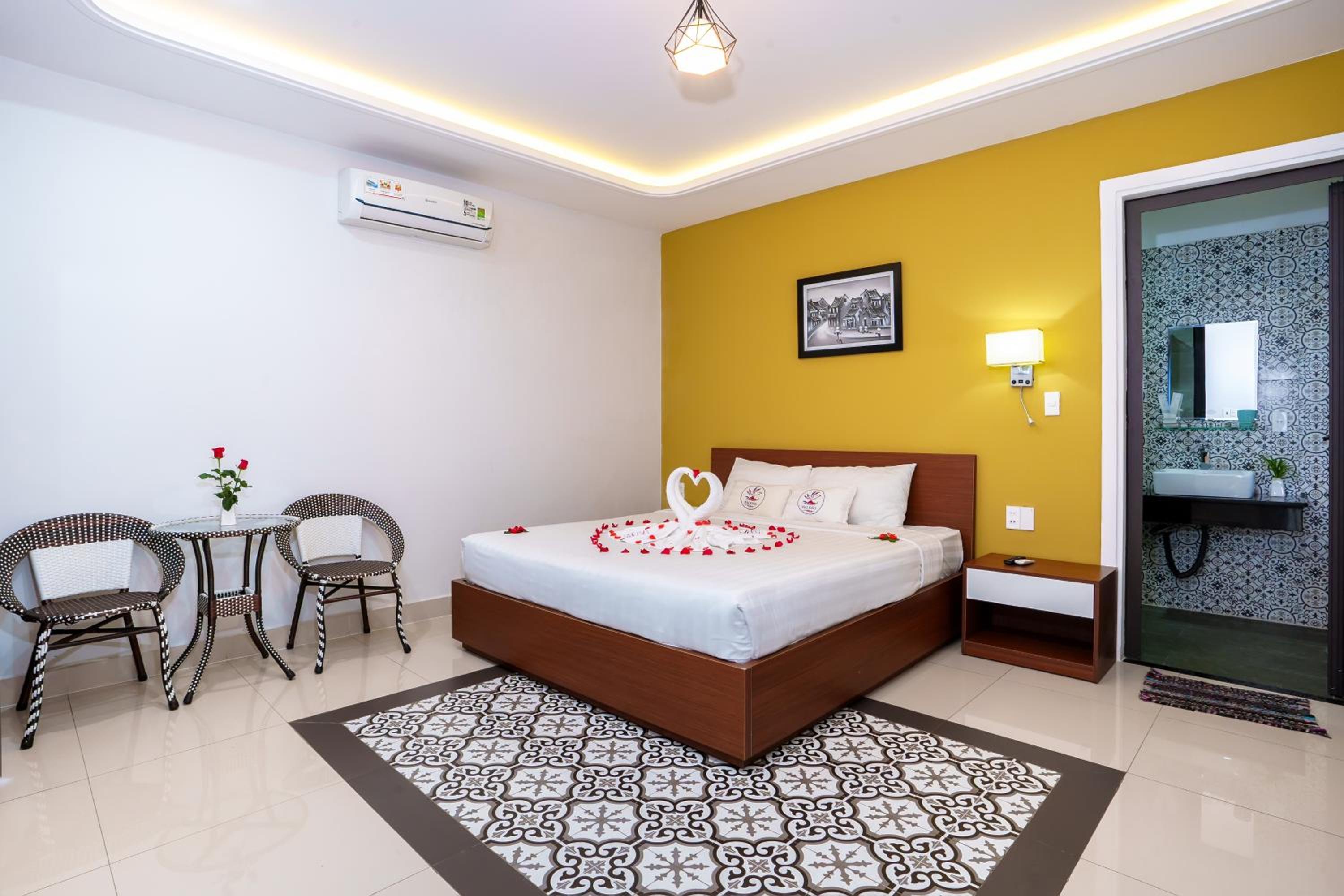 Deluxe Double Room with Balcony - Photo 12