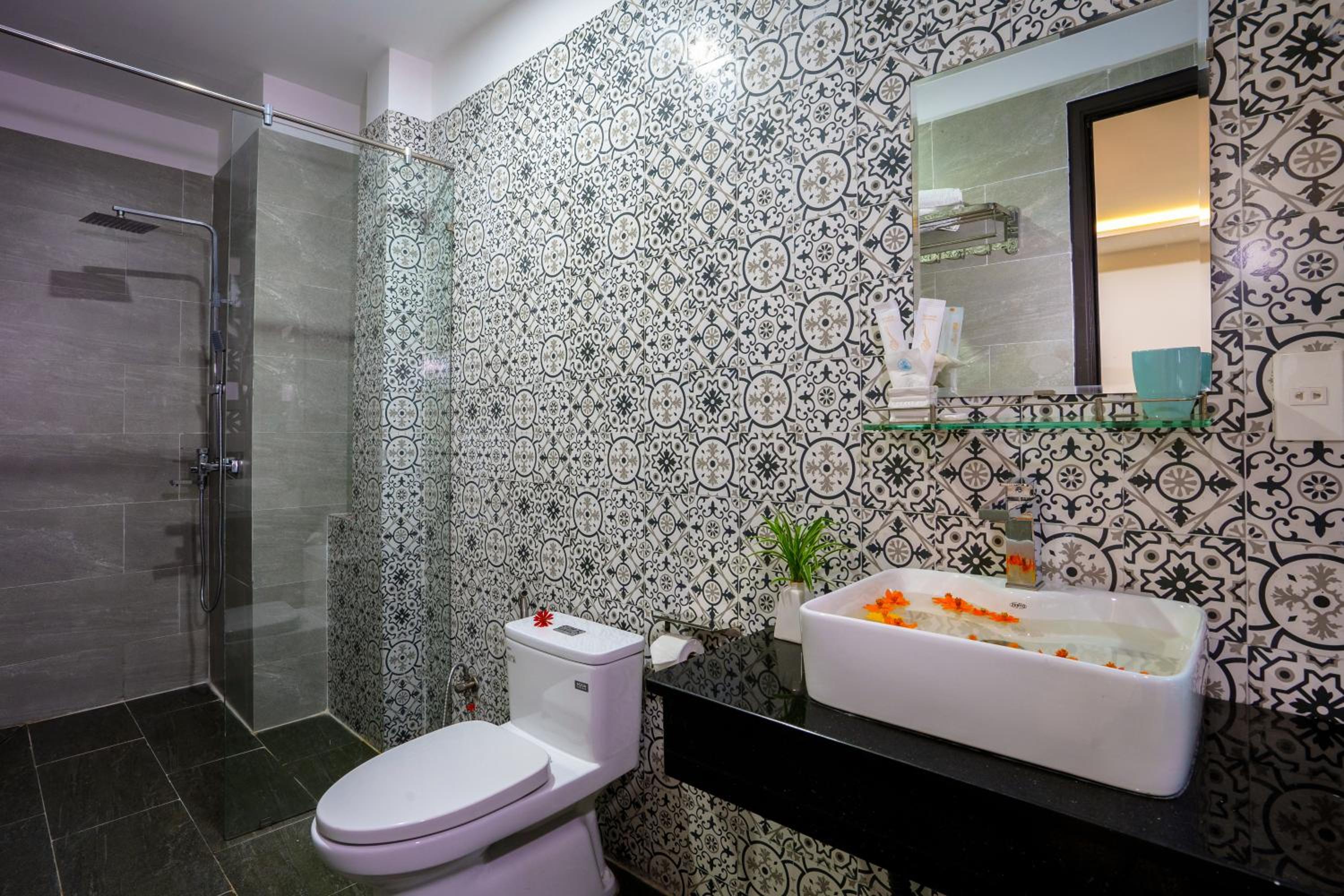 Deluxe Double Room with Balcony - Photo 10