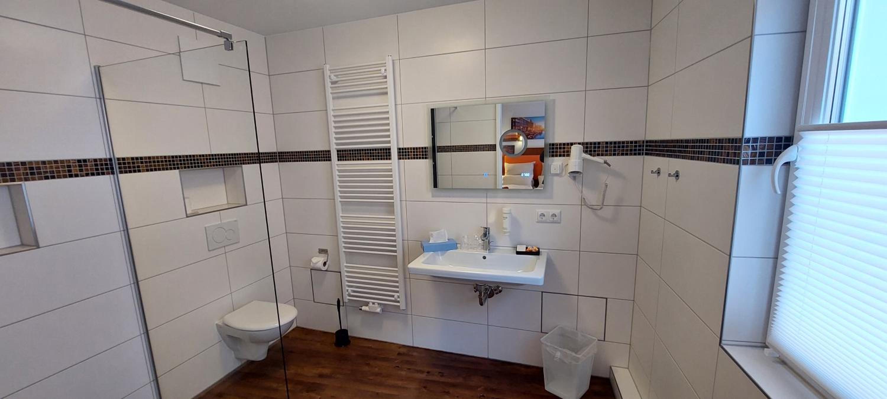 Deluxe Double or Twin Room thumbnail 6