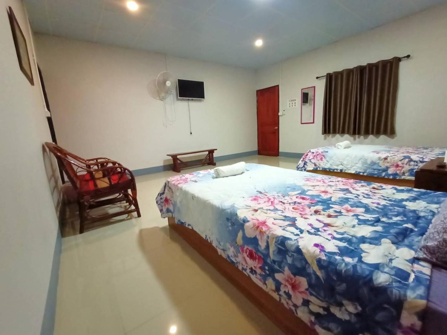 Twin Room with Private Bathroom photo 3