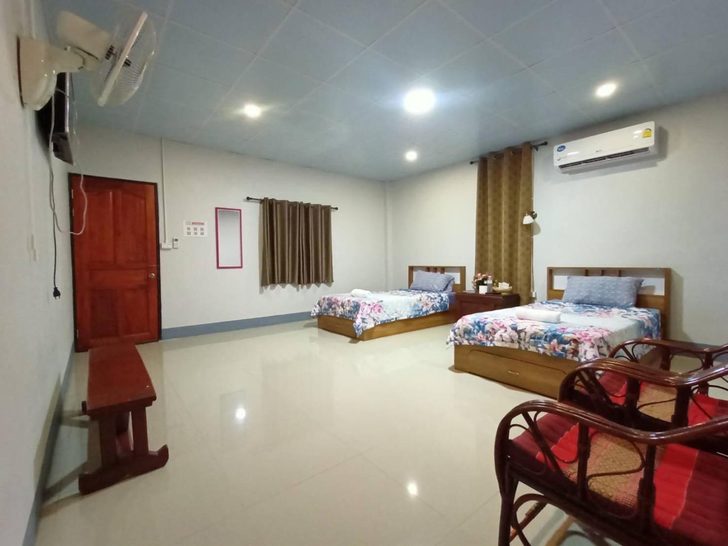 Twin Room with Private Bathroom photo 2
