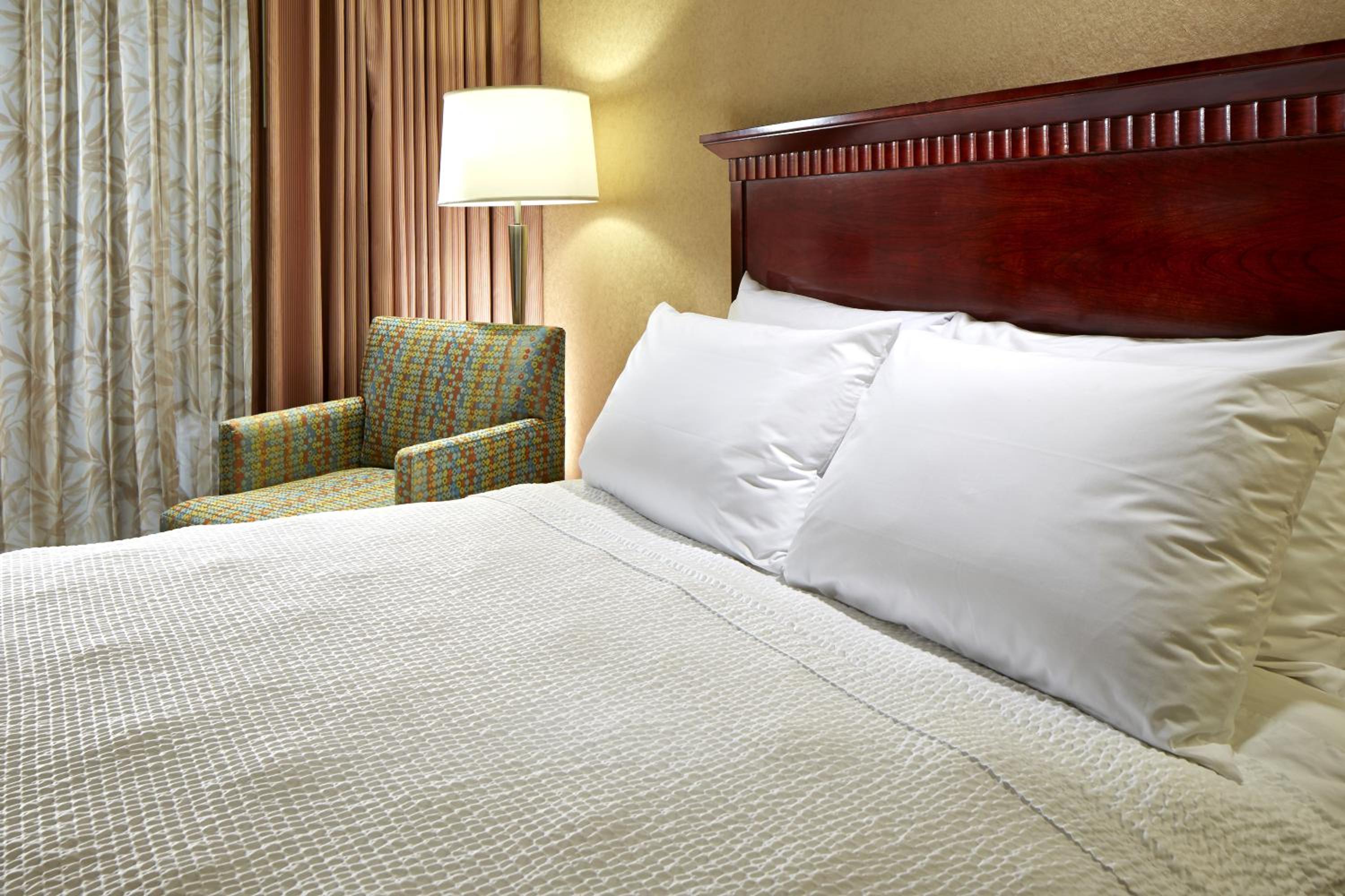 Deluxe Queen Room with Two Queen Beds - Photo 4