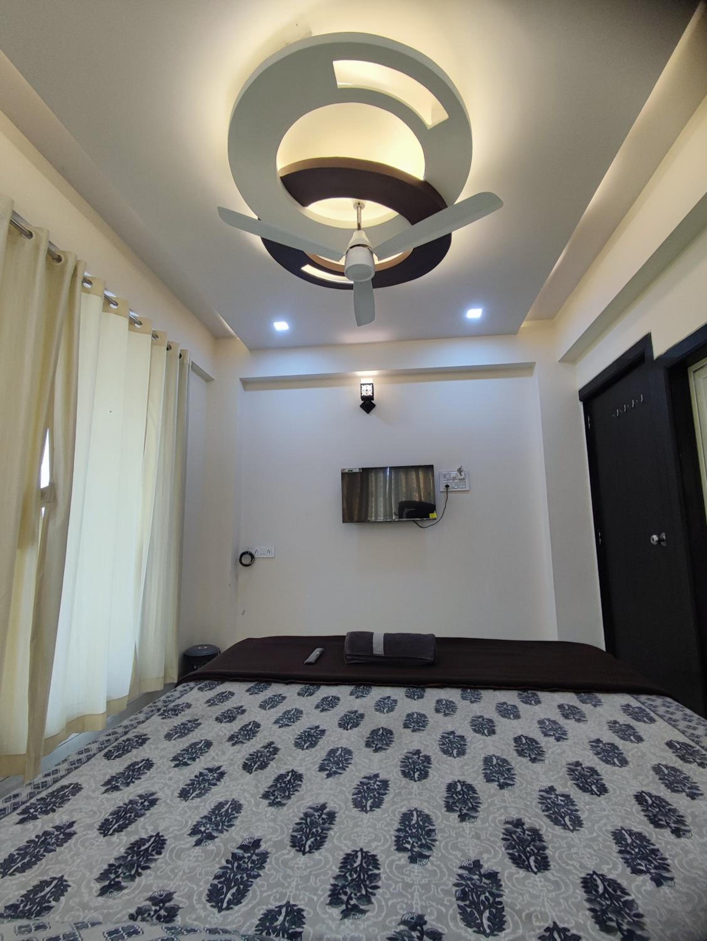 Family Room with Balcony - Photo 7
