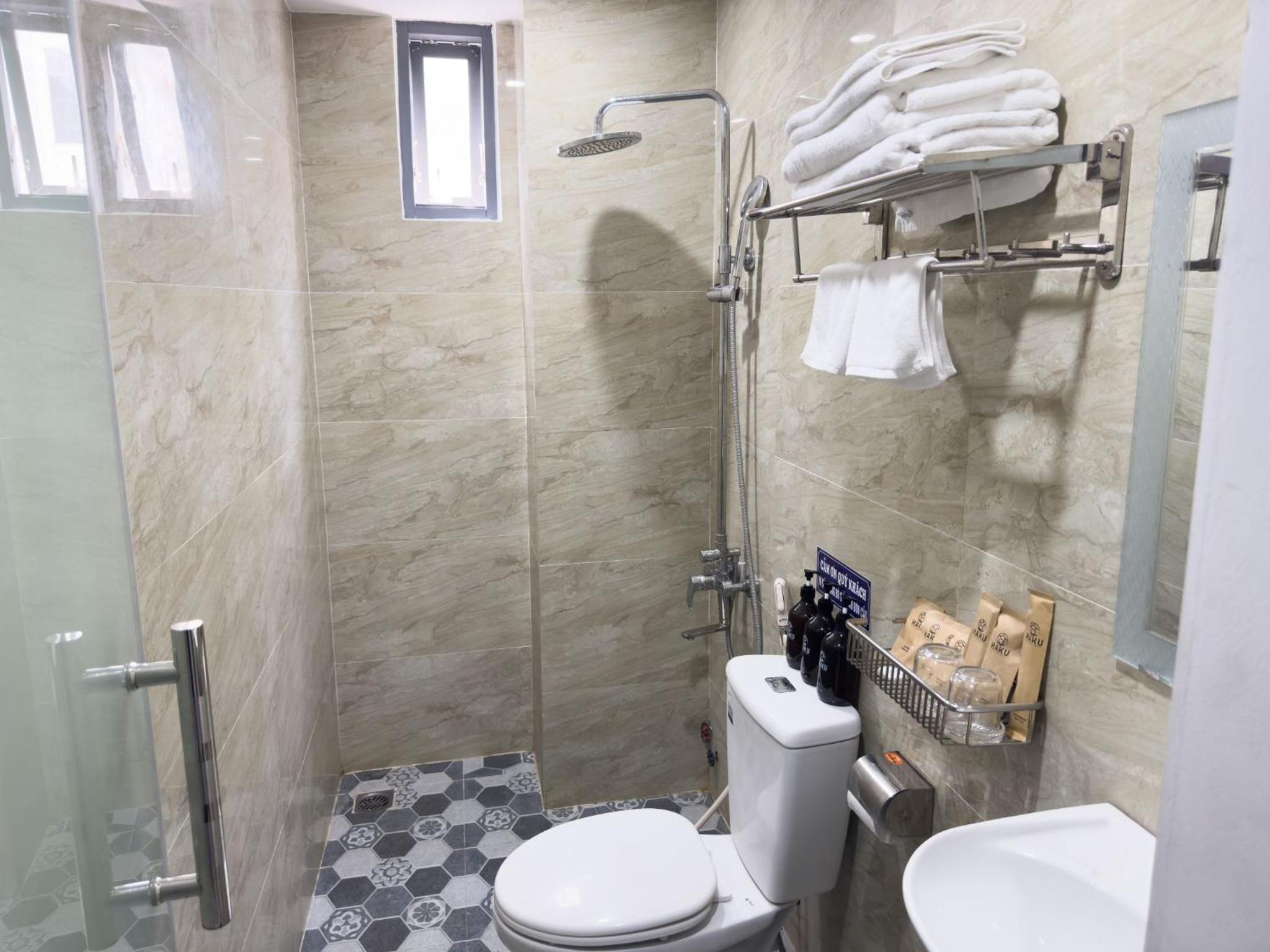 Large Twin Room - Photo 3