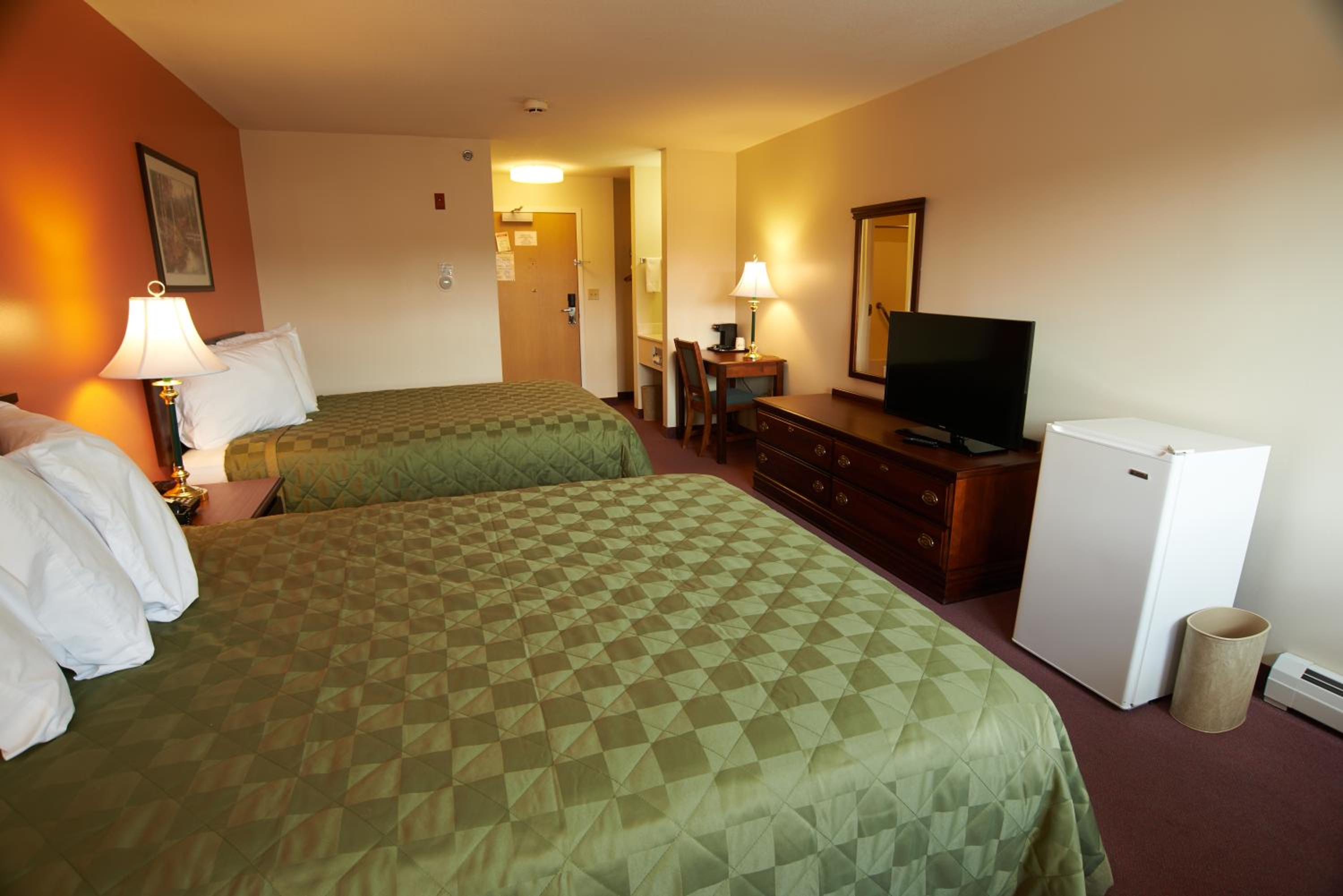 Queen Room with Two Queen Beds - Photo 5