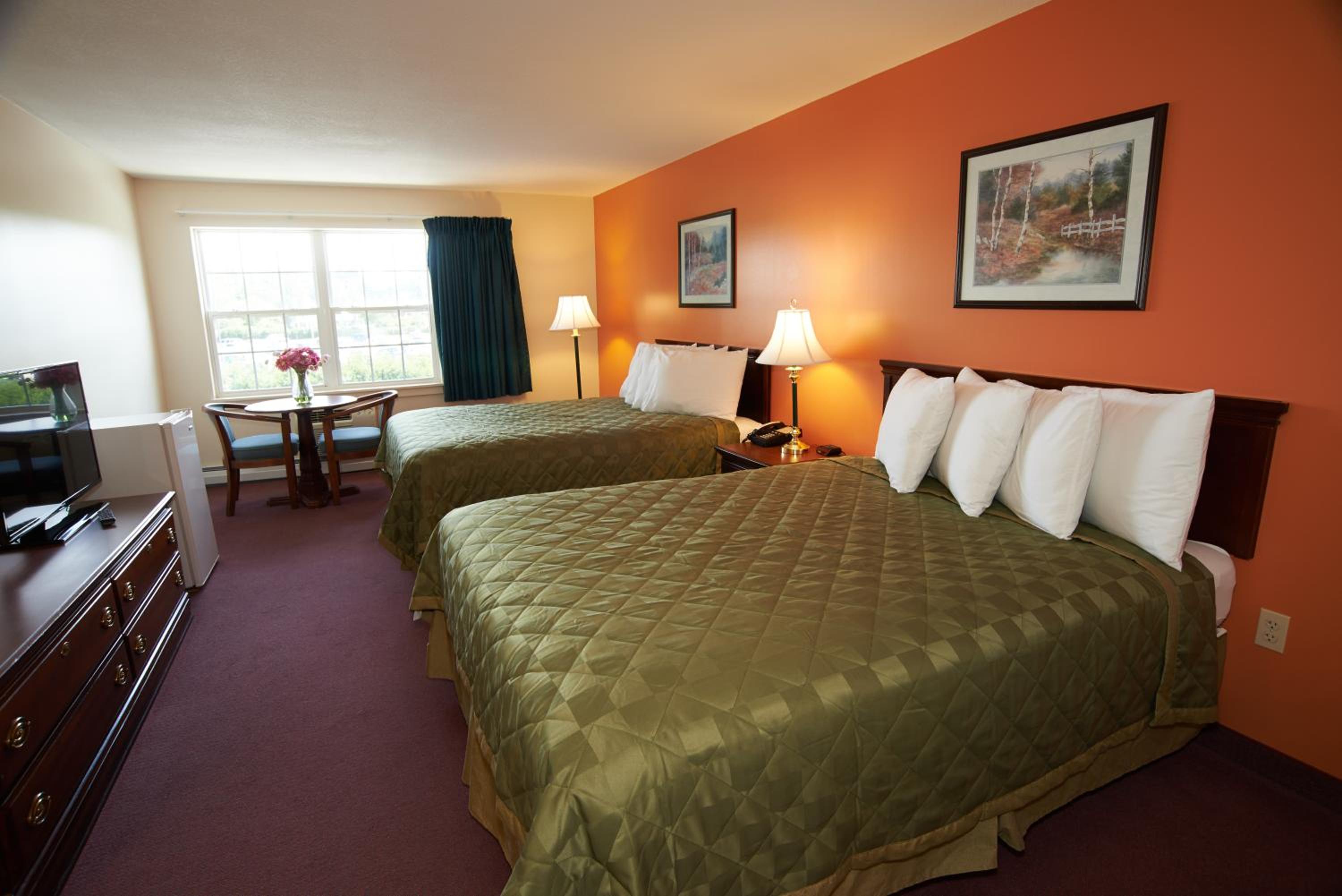 Queen Room with Two Queen Beds - Photo 2