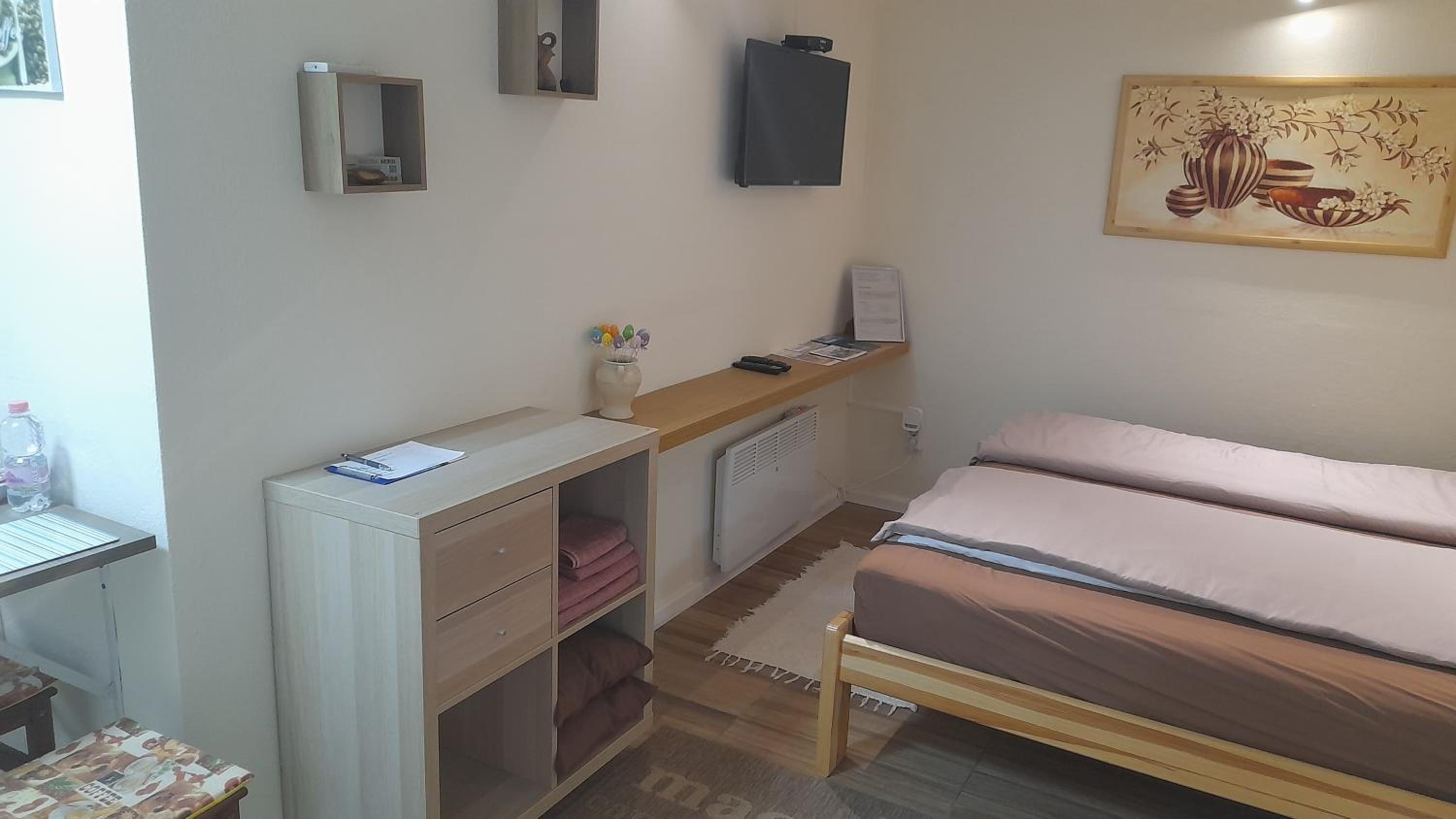 Studio Apartment - Photo 1