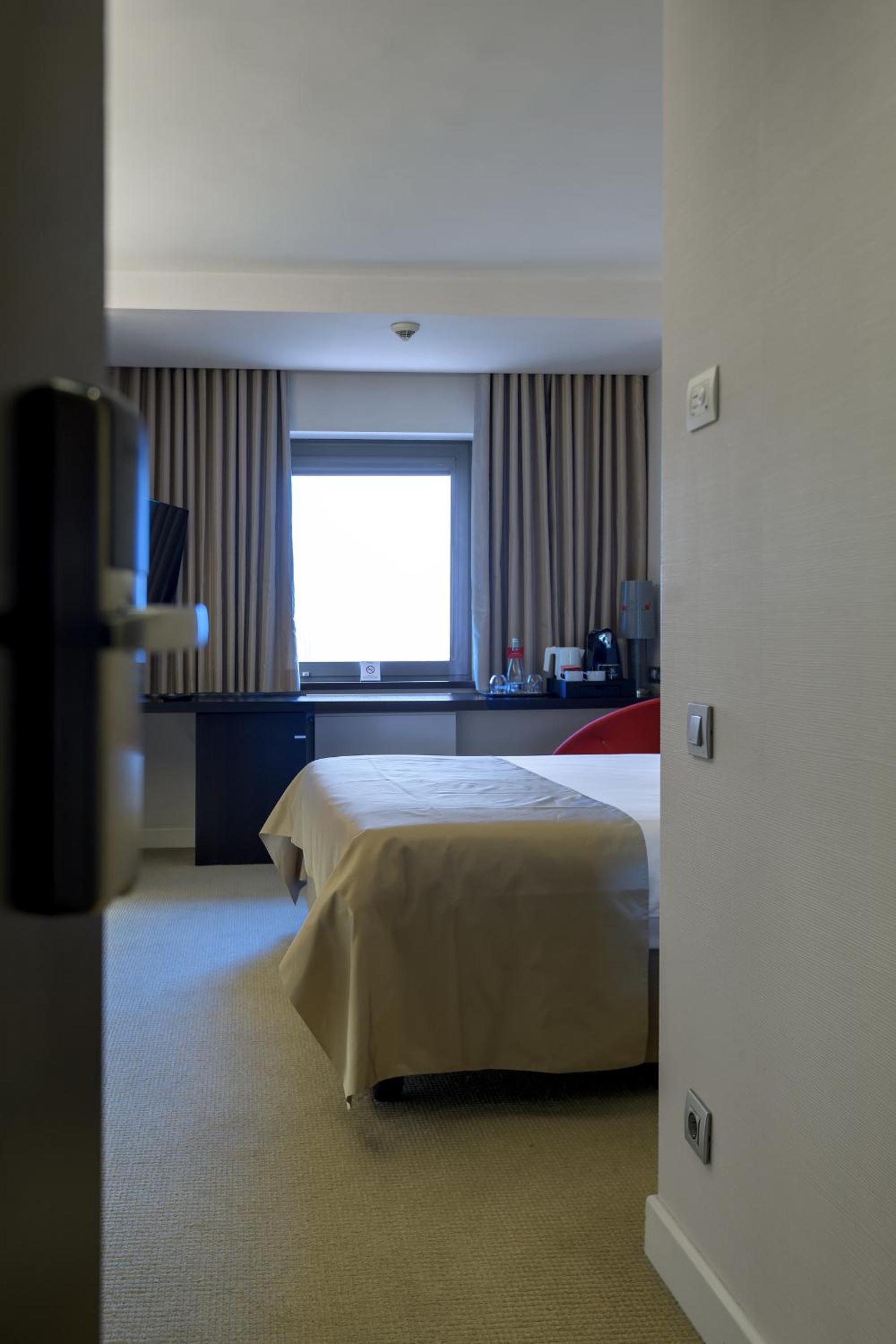 Business King Room - Non-Smoking - Photo 7