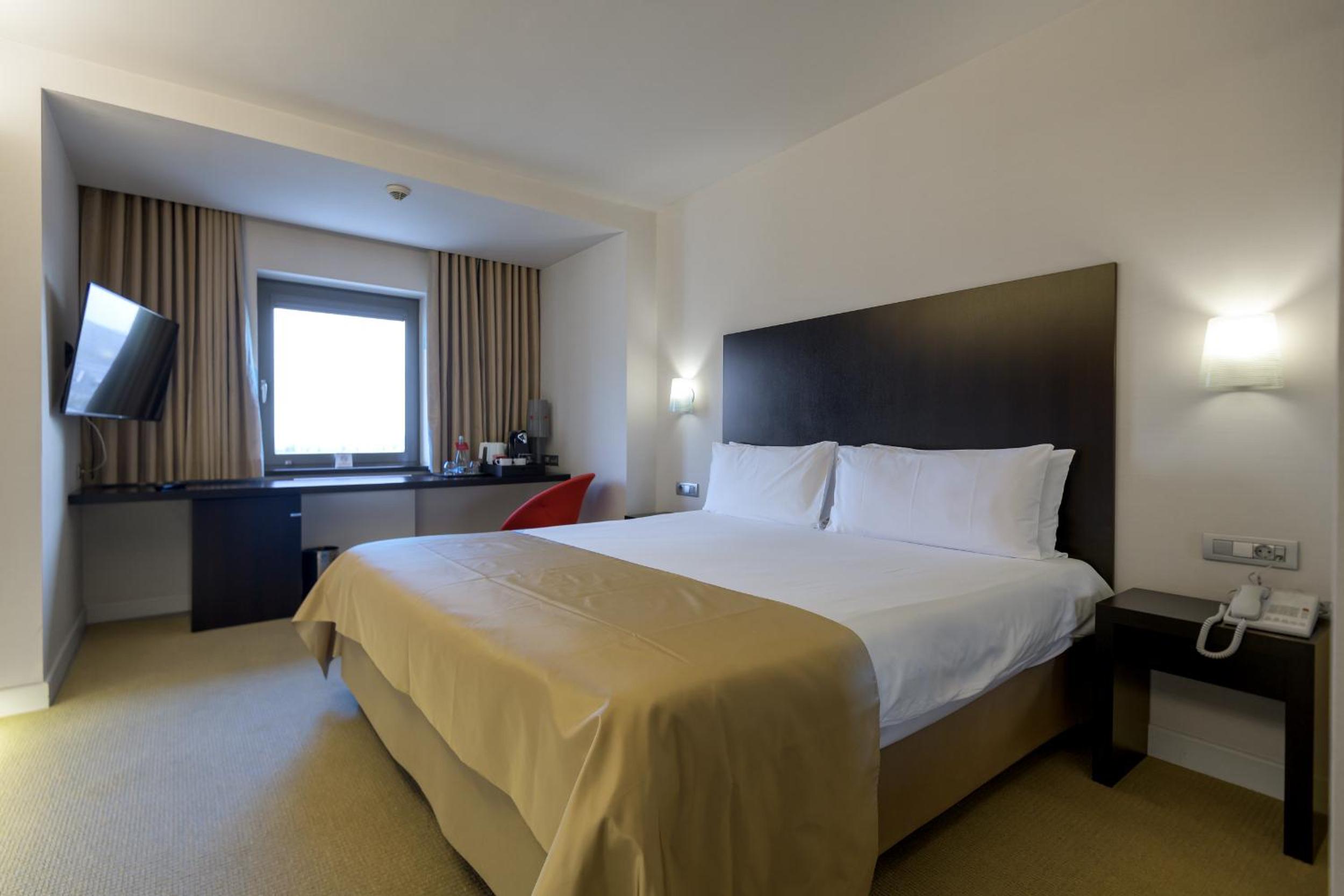 Business King Room - Non-Smoking - Photo 8