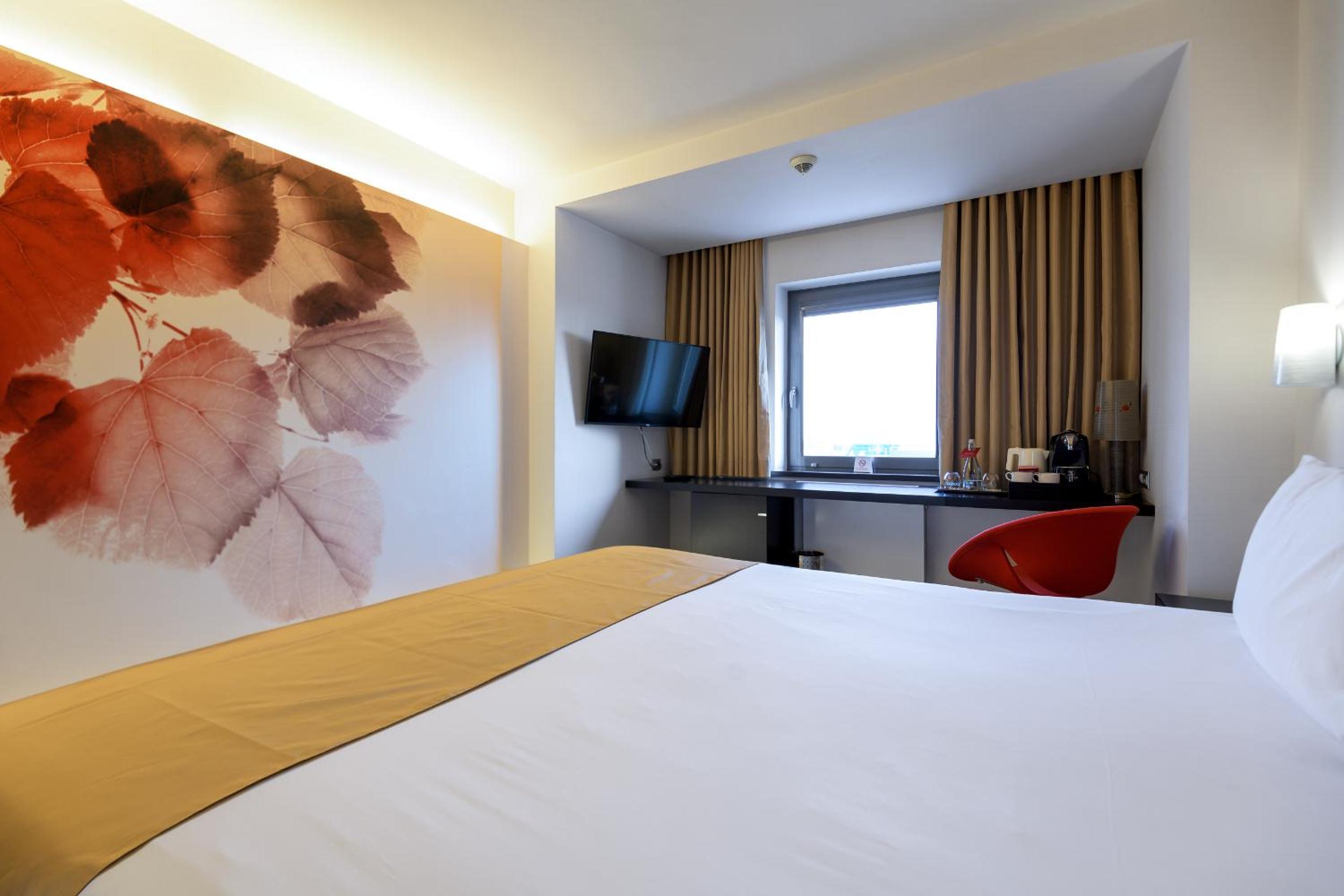 Business King Room - Non-Smoking - Photo 11
