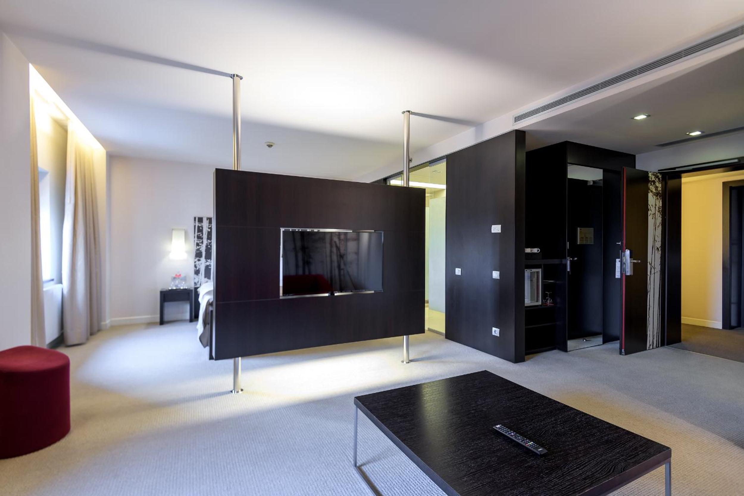 King Suite - Non-Smoking - Photo 7