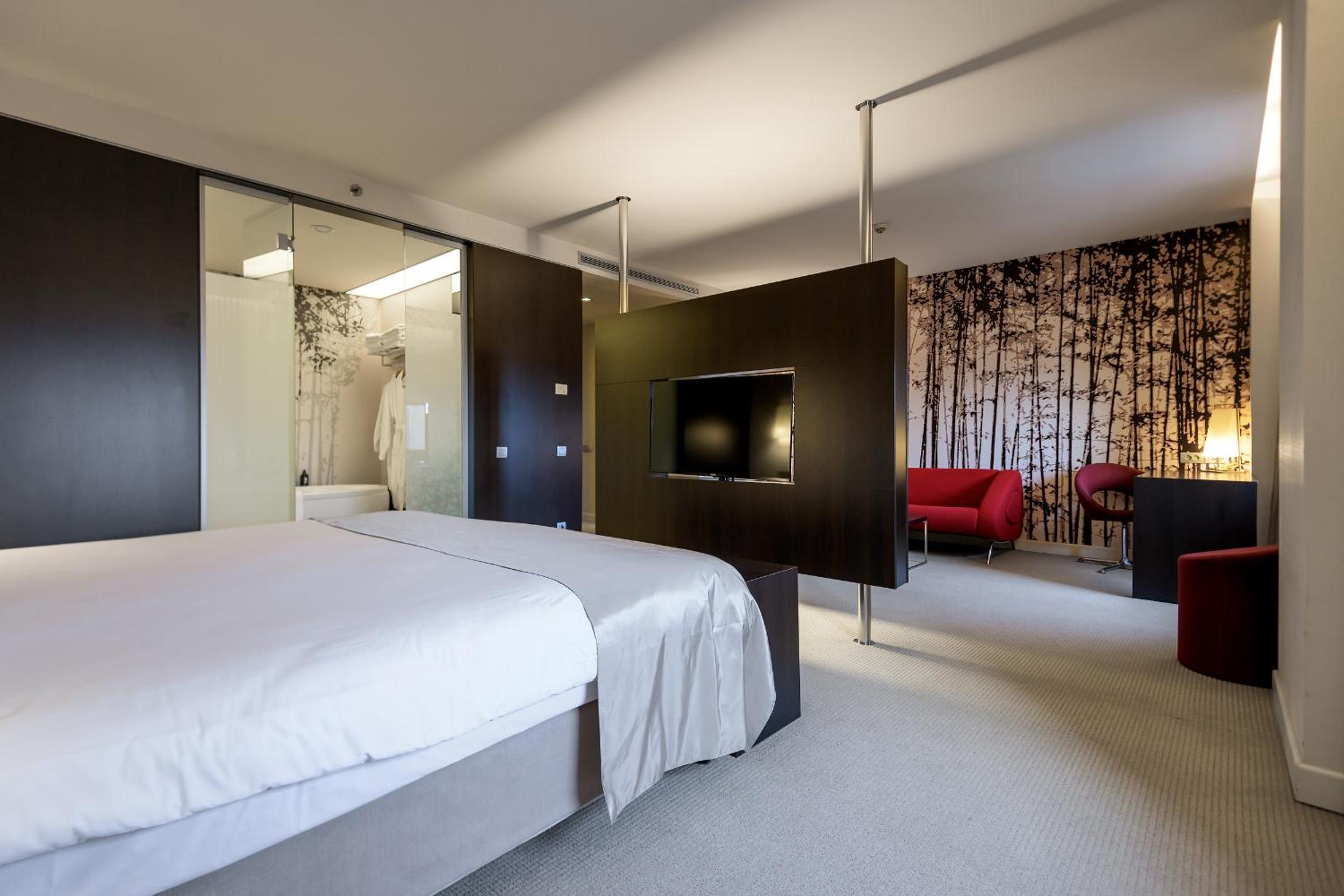 King Suite - Non-Smoking - Photo 4
