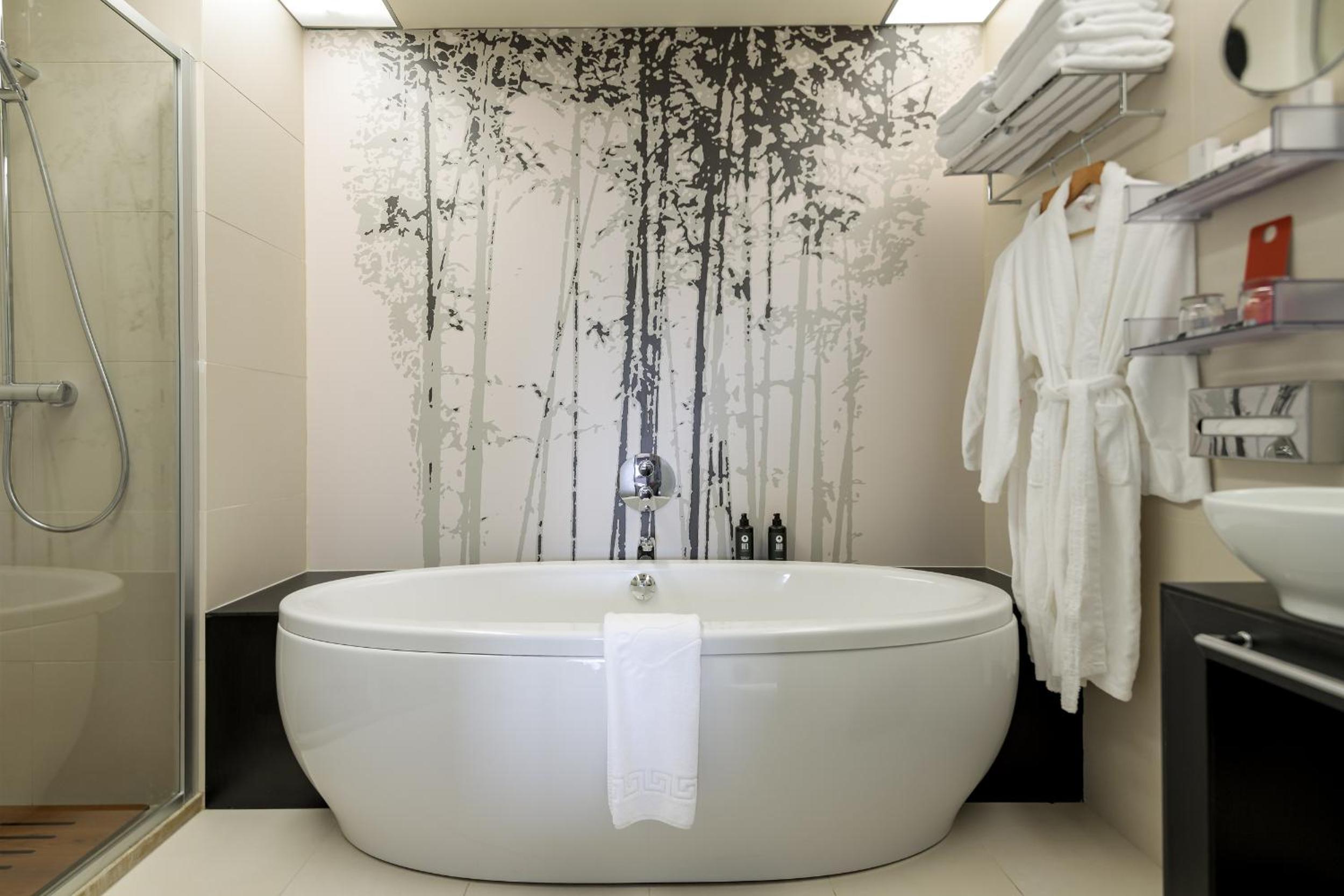 King Suite - Non-Smoking - Photo 6