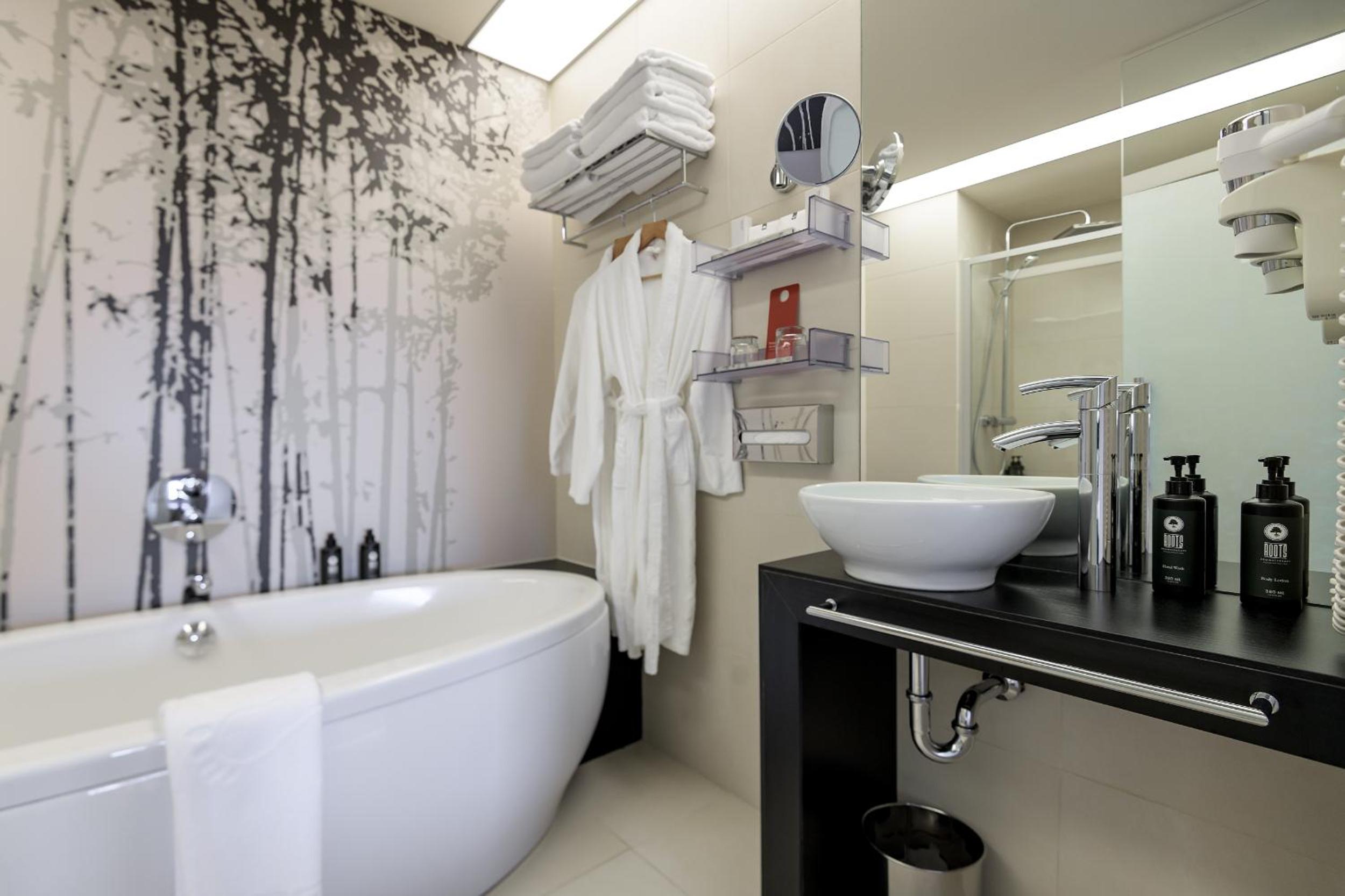 King Suite - Non-Smoking - Photo 10