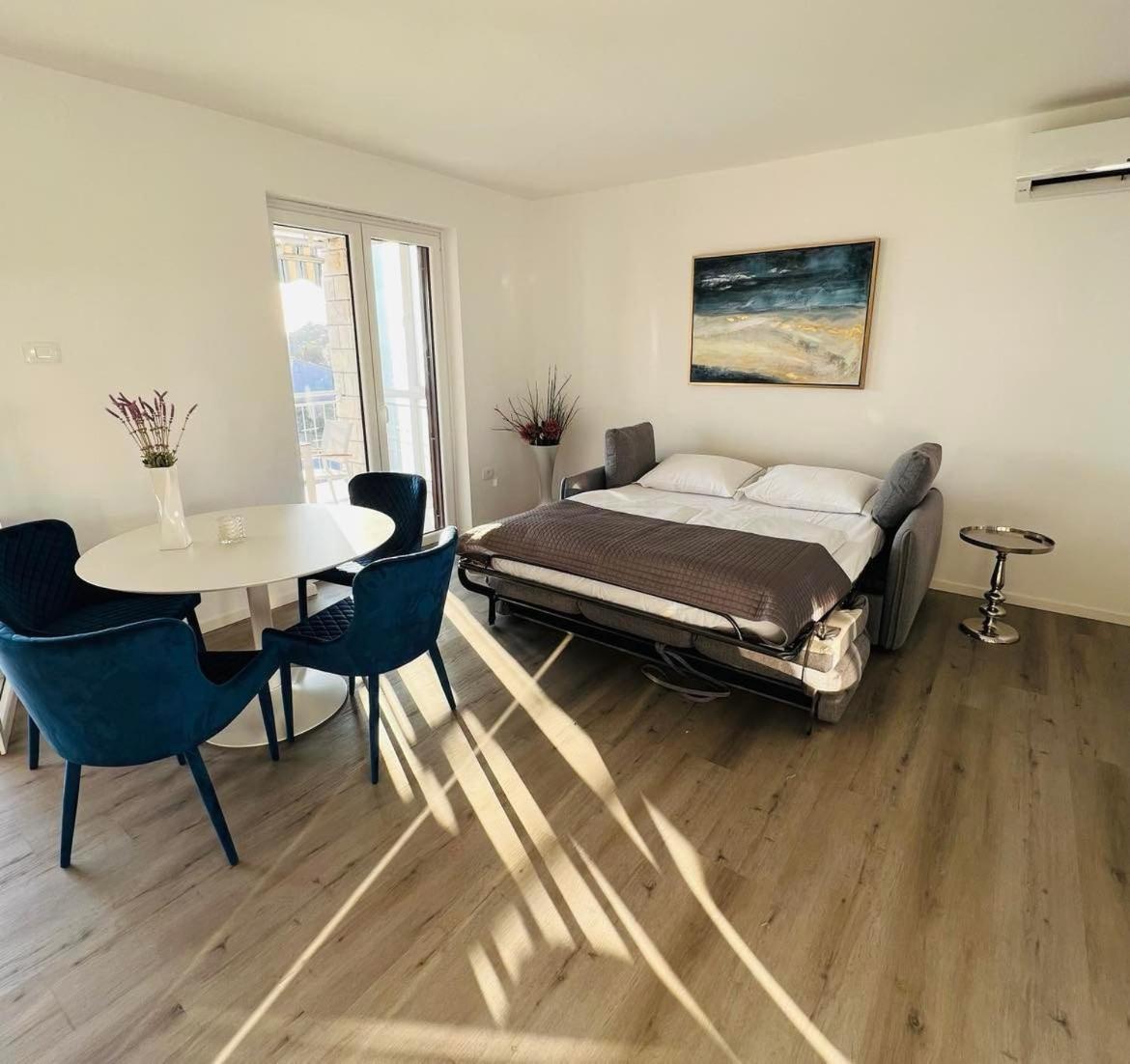 Deluxe King Suite photo 1