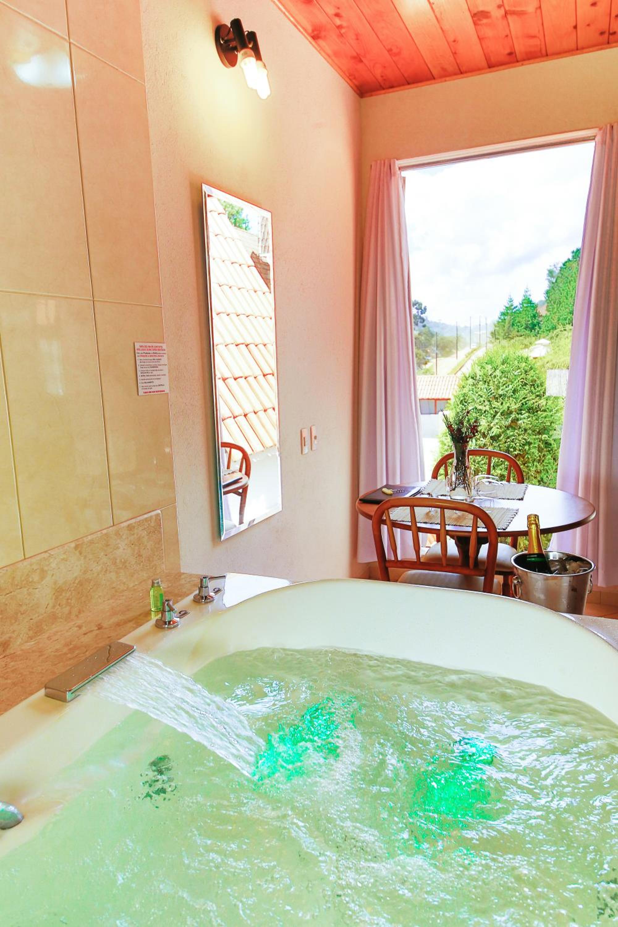 Chalet Master with Hot Tub and Cascade photo 3
