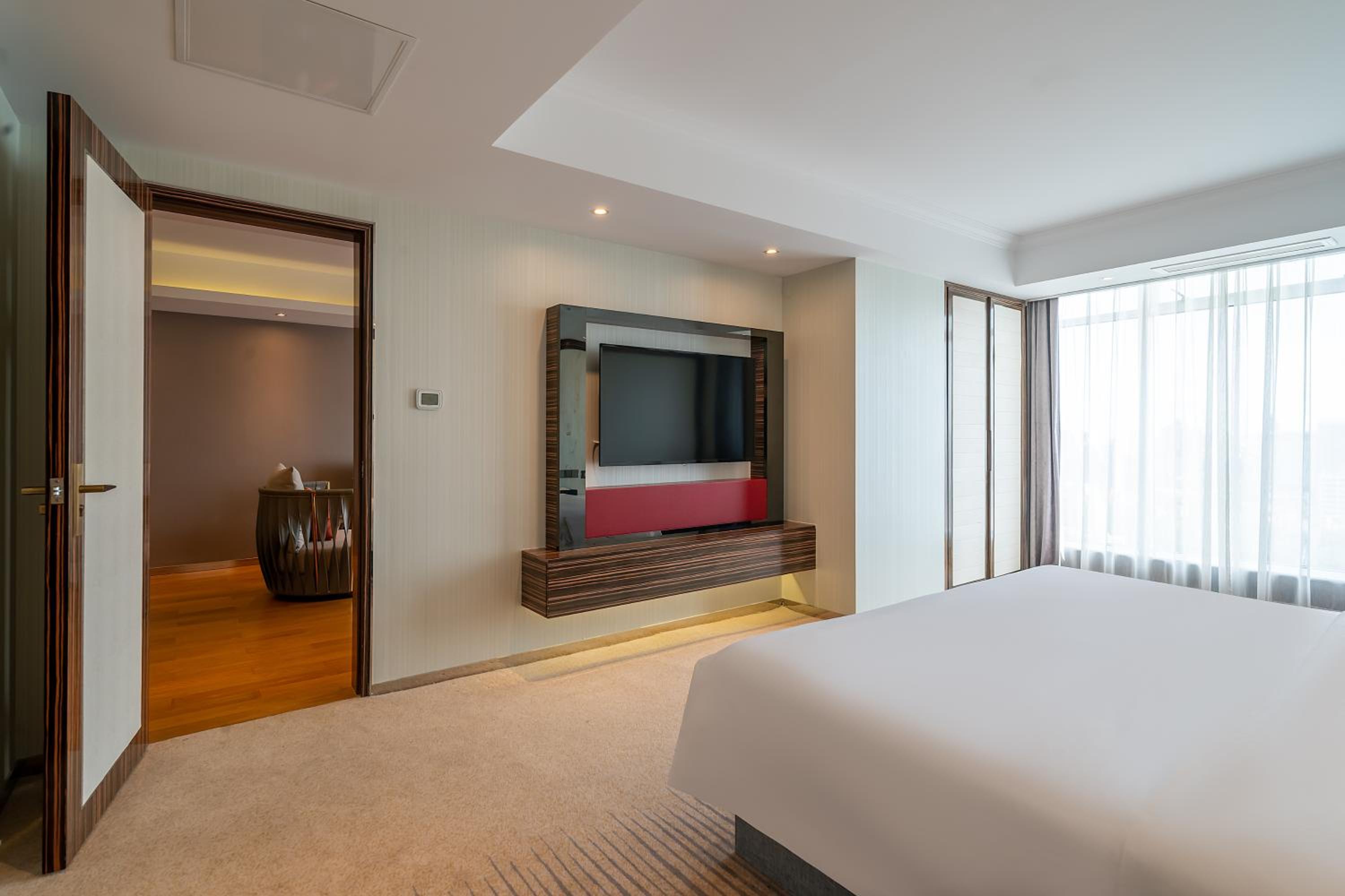 Lijia One King Room Suite - Photo 8
