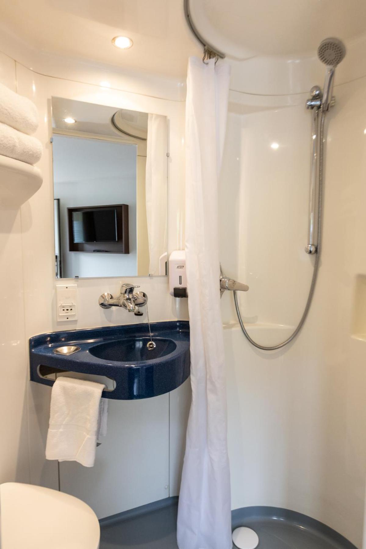 Twin Room - Photo 3