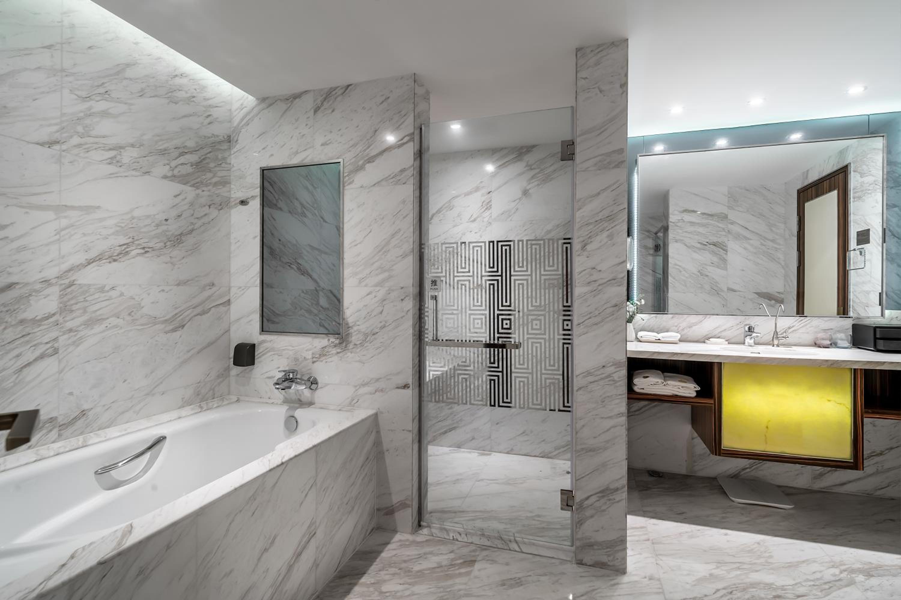 Lijia One King Room Suite - Photo 9