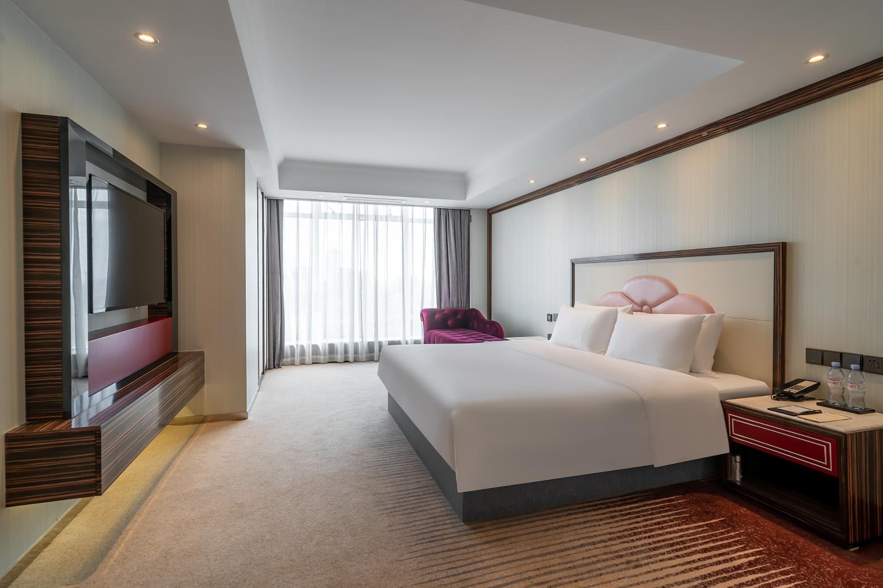 Lijia One King Room Suite - Photo 7
