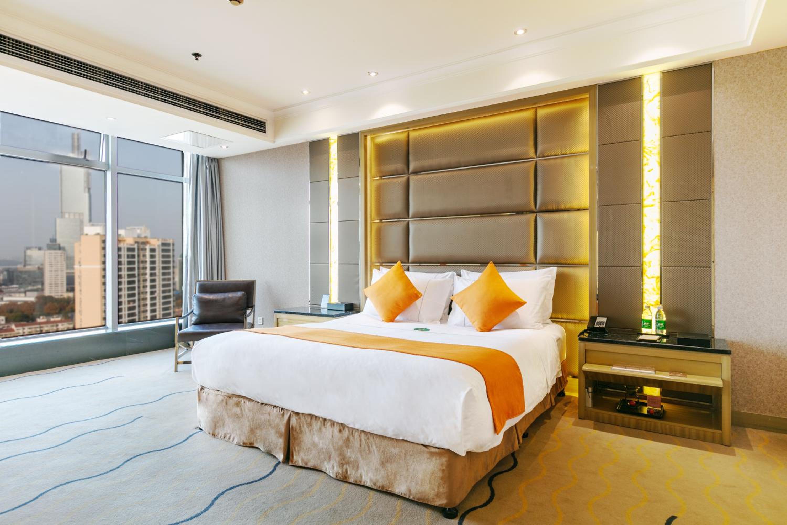Lijia One King Room Suite - Photo 4