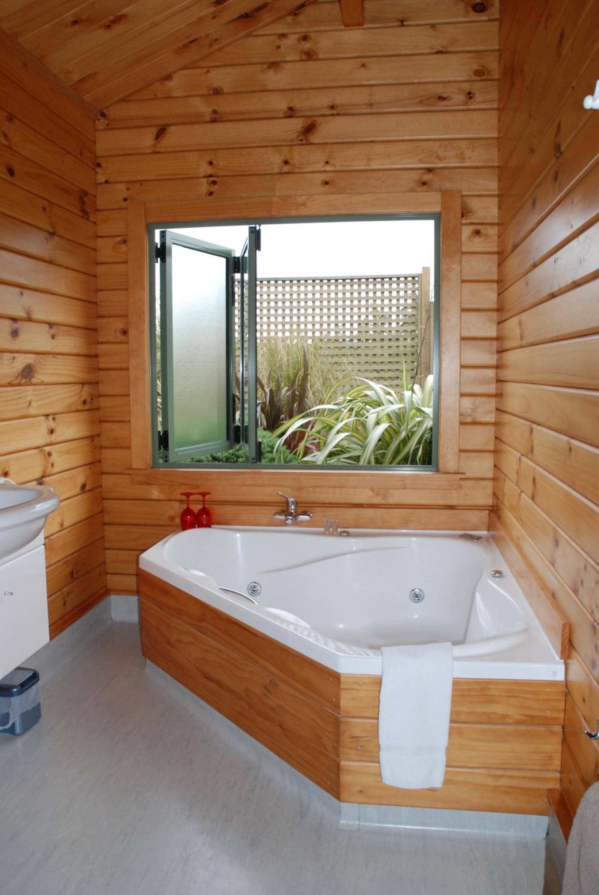 One-Bedroom Queen Chalet with Spa Bath - Photo 5