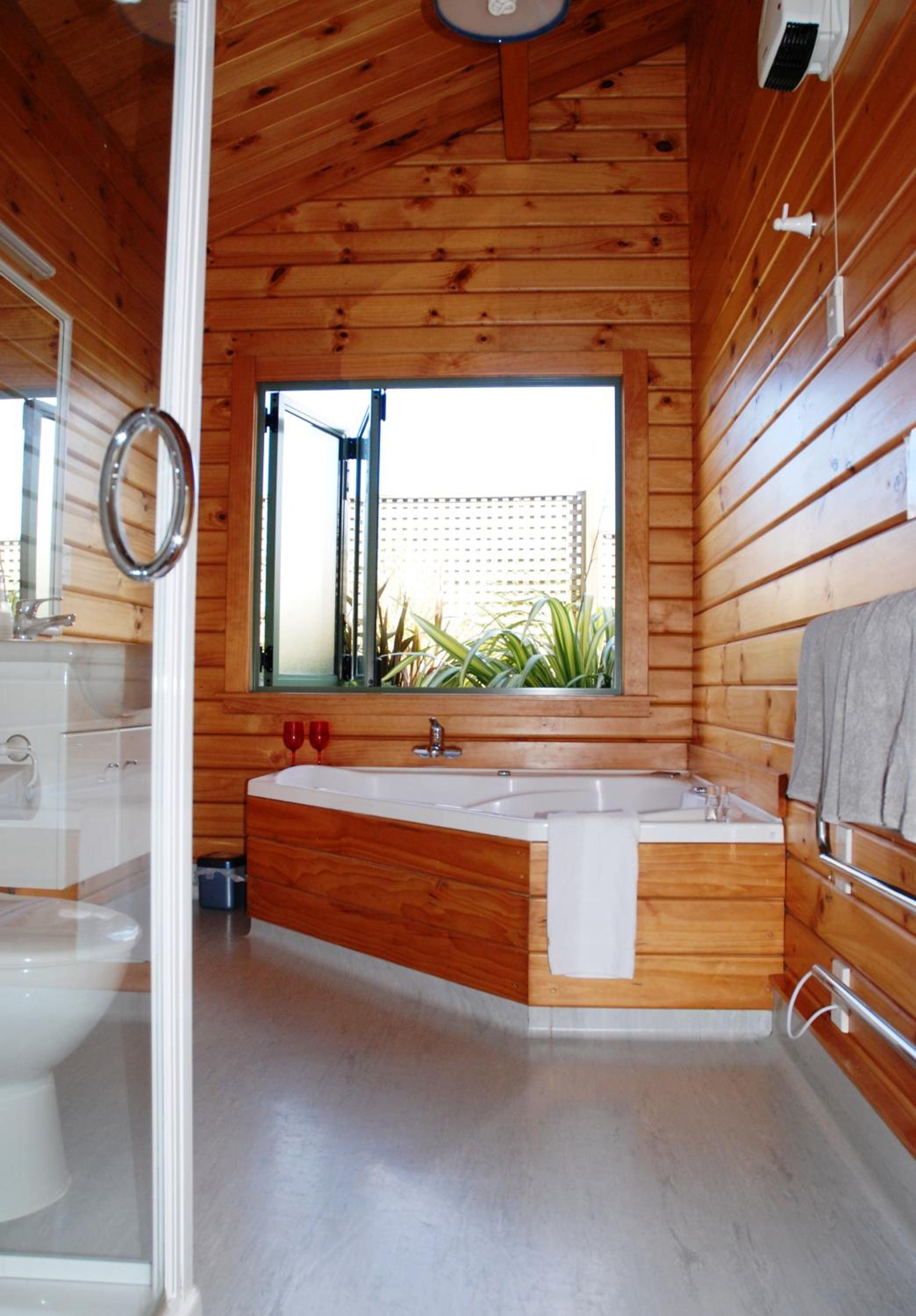 One-Bedroom Queen Chalet with Spa Bath - Photo 4