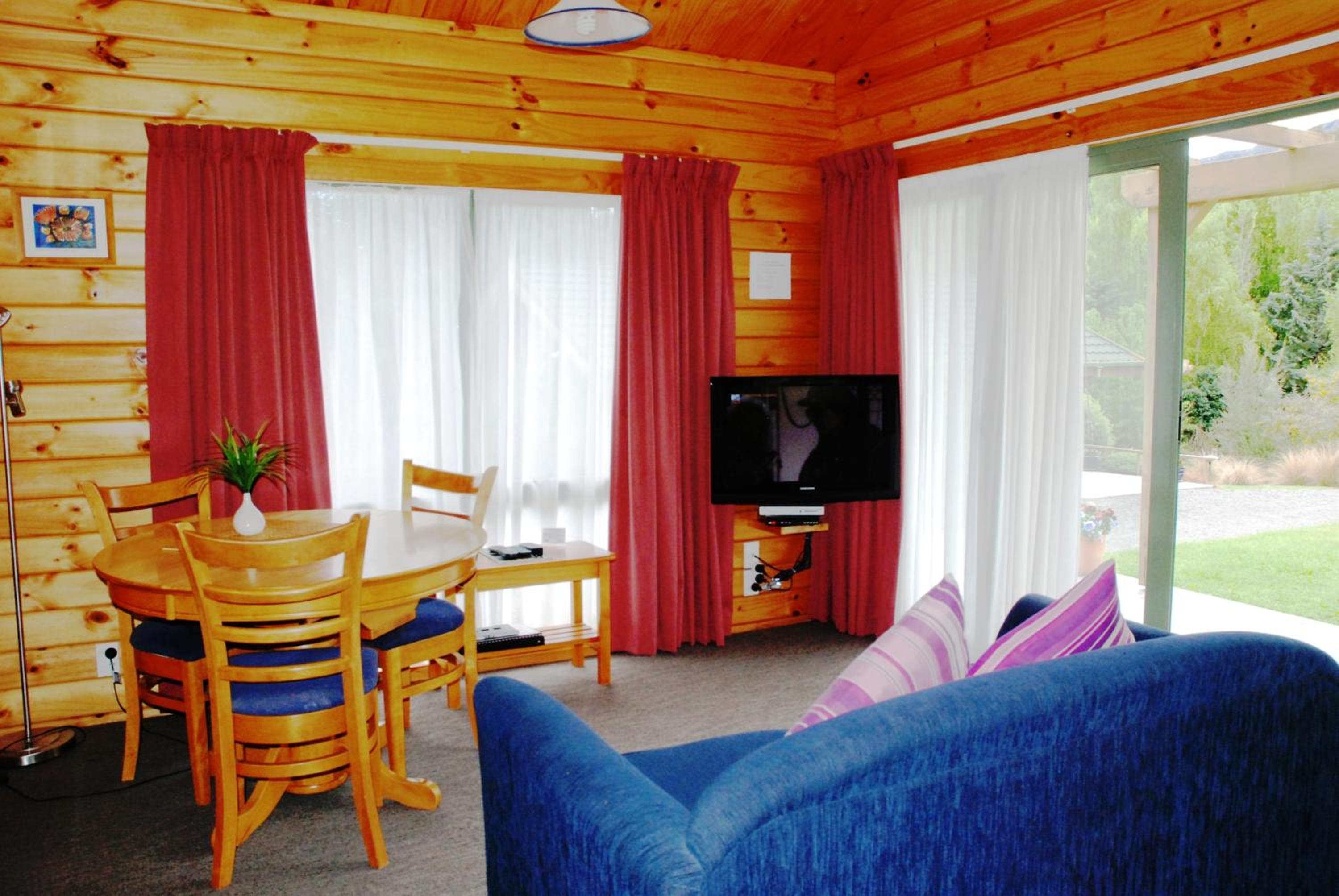 One-Bedroom Queen Chalet with Spa Bath - Photo 6