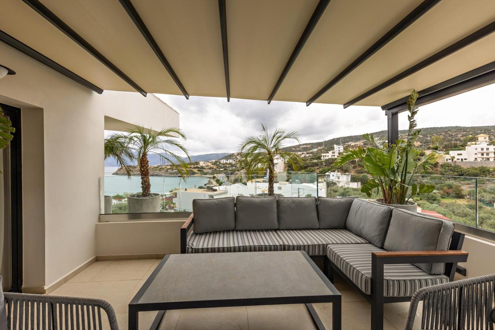 Premium Two-Bedroom Suite Split Level with Sea View & Outdoor Jetted Tub - Photo 9