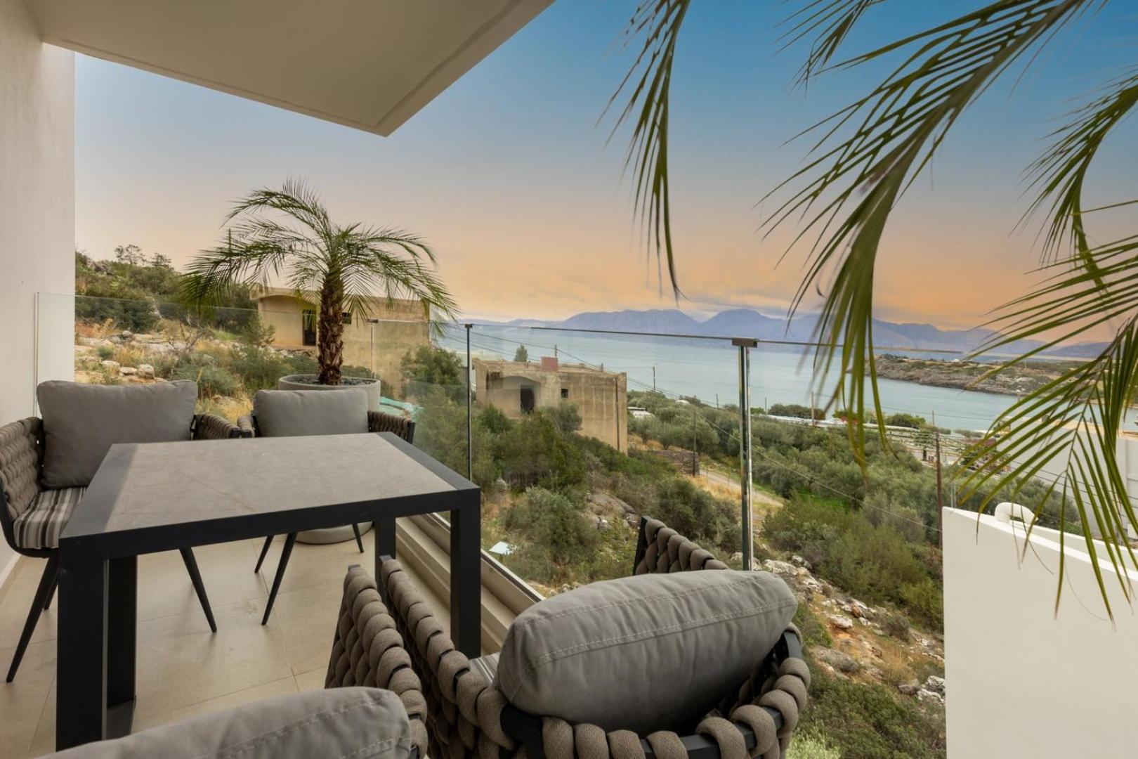 Premium One-Bedroom Suite with Sea View & Outdoor Jetted Tub - Photo 9