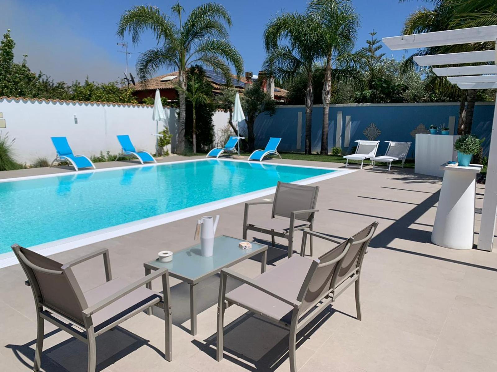 One-Bedroom Apartment with Pool View photo 2