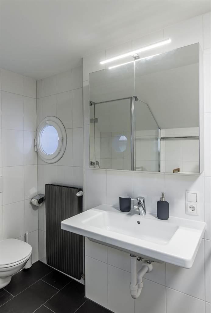 Apartment With Shower photo 2