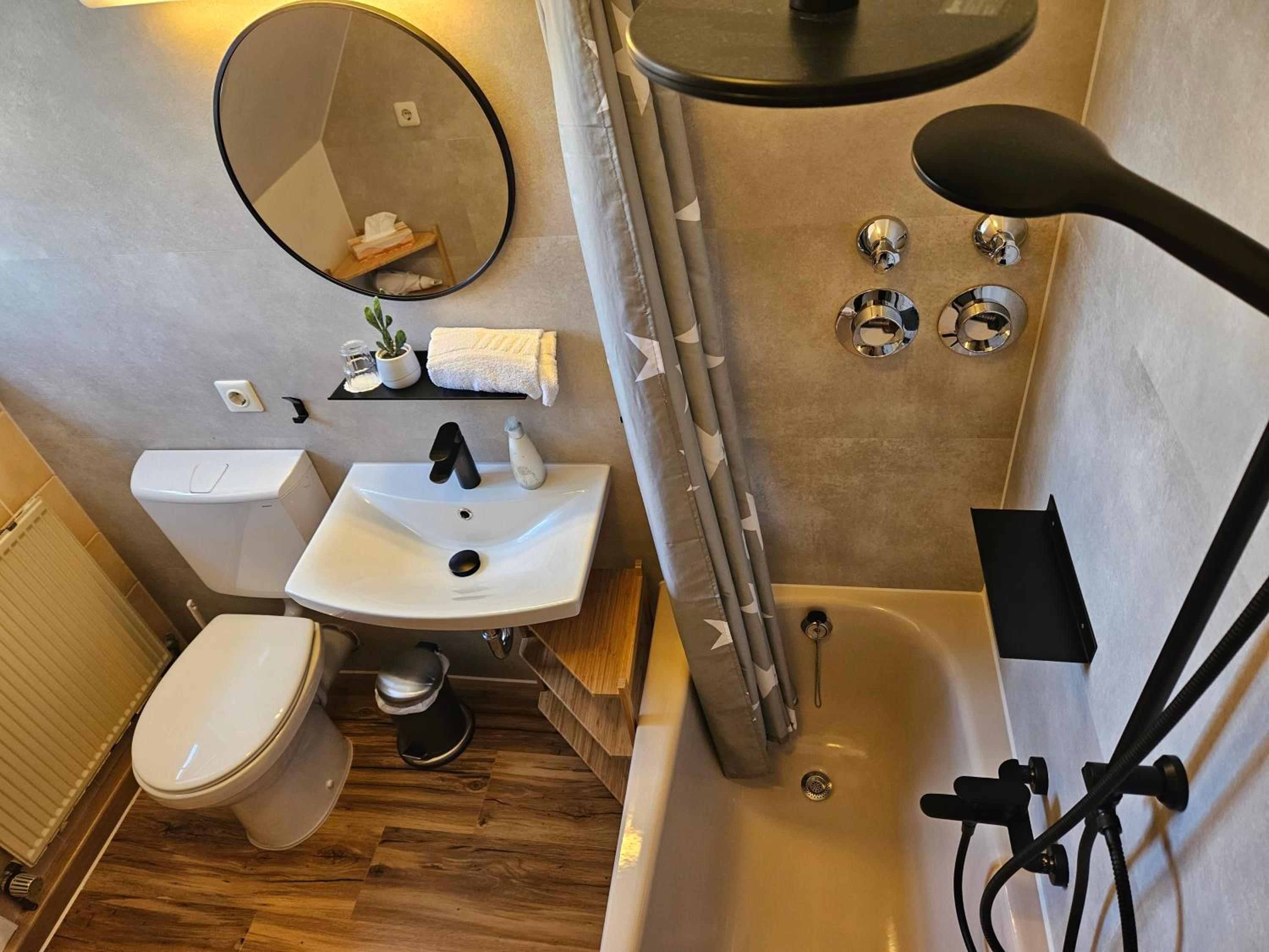 Large Double Room - Photo 3