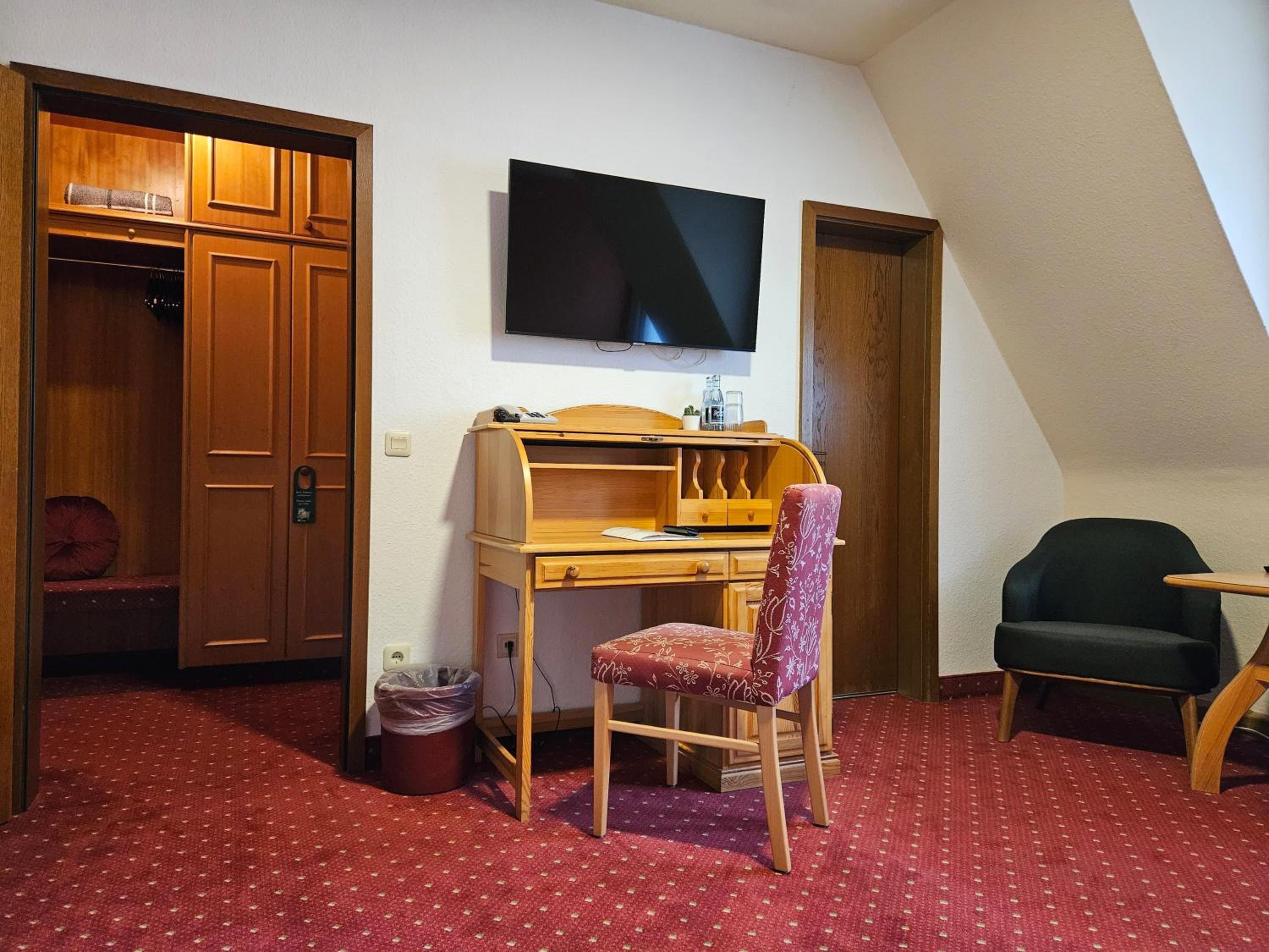 Large Double Room - Photo 2