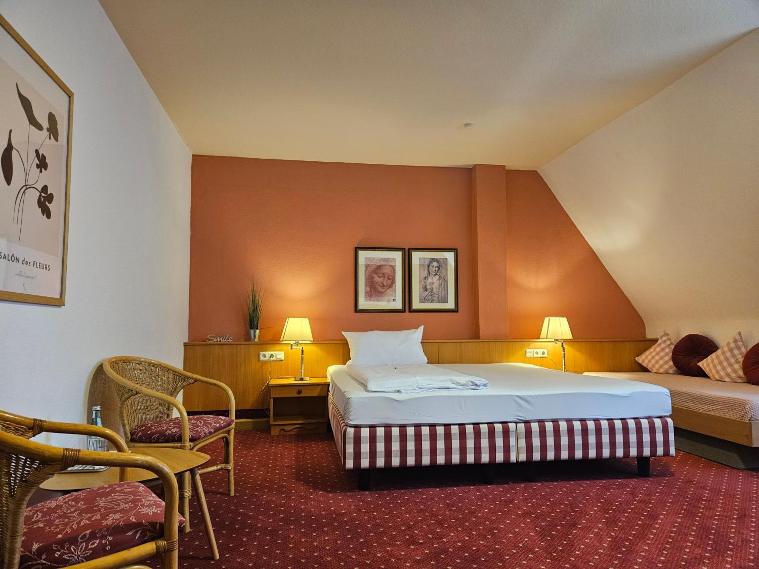 Large Double Room - Photo 7