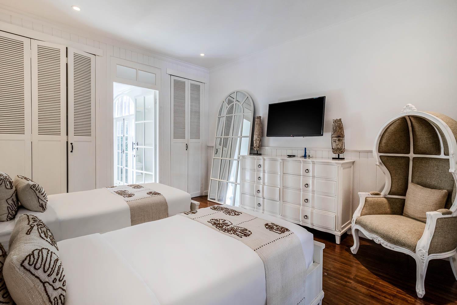Villa - Photo 2