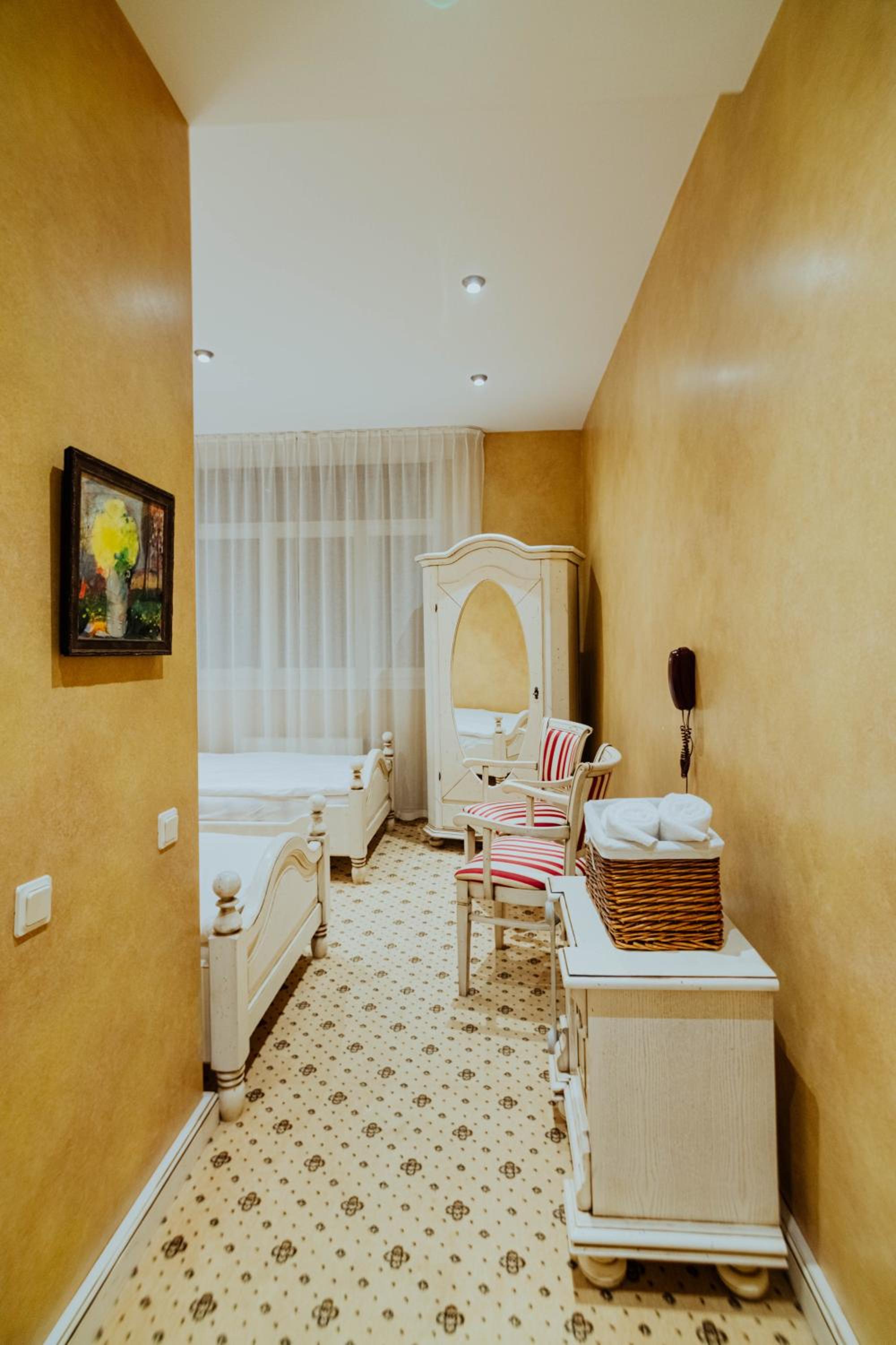 Twin Room with Private Bathroom photo 2