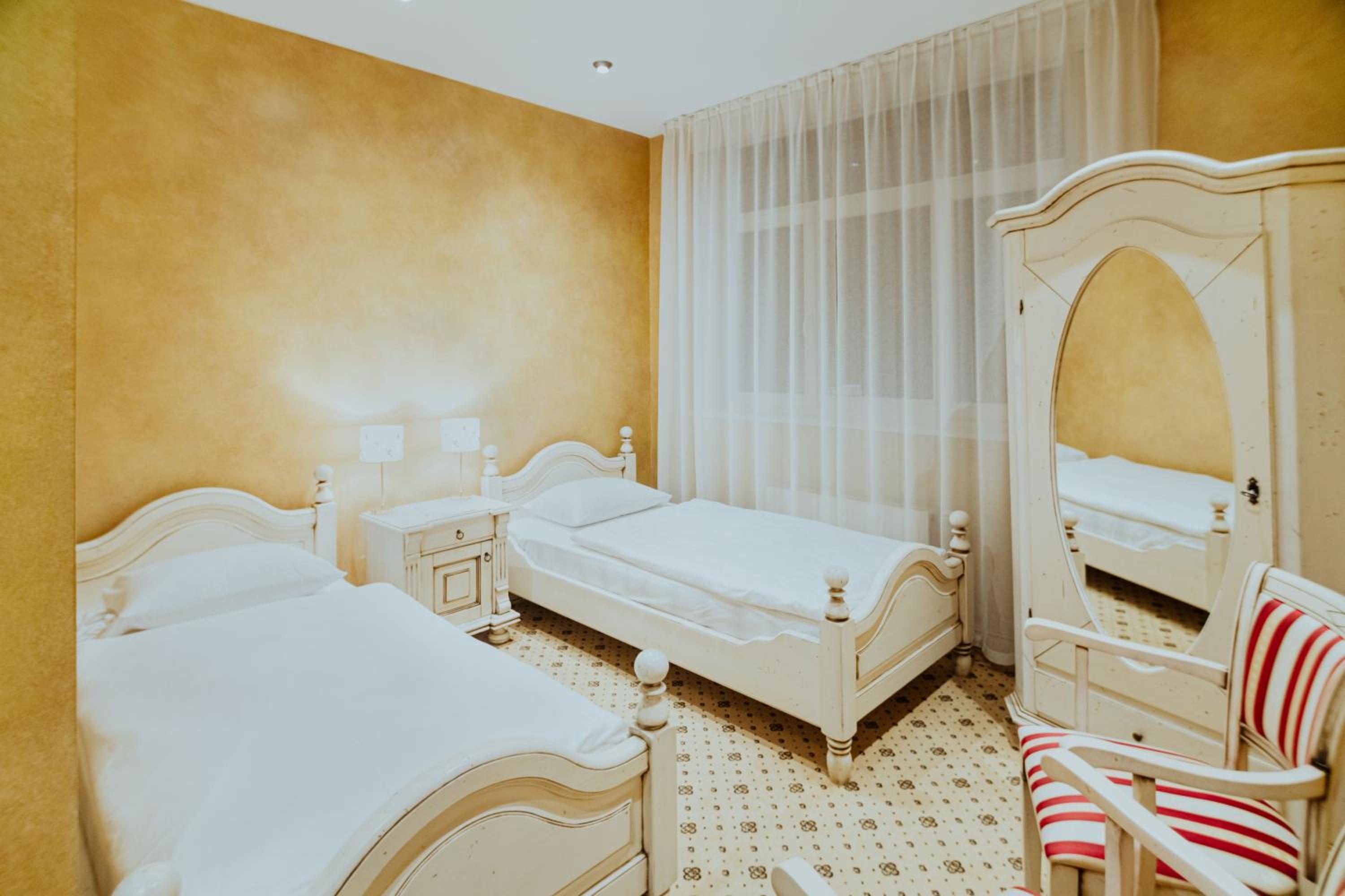 Twin Room with Private Bathroom photo 3