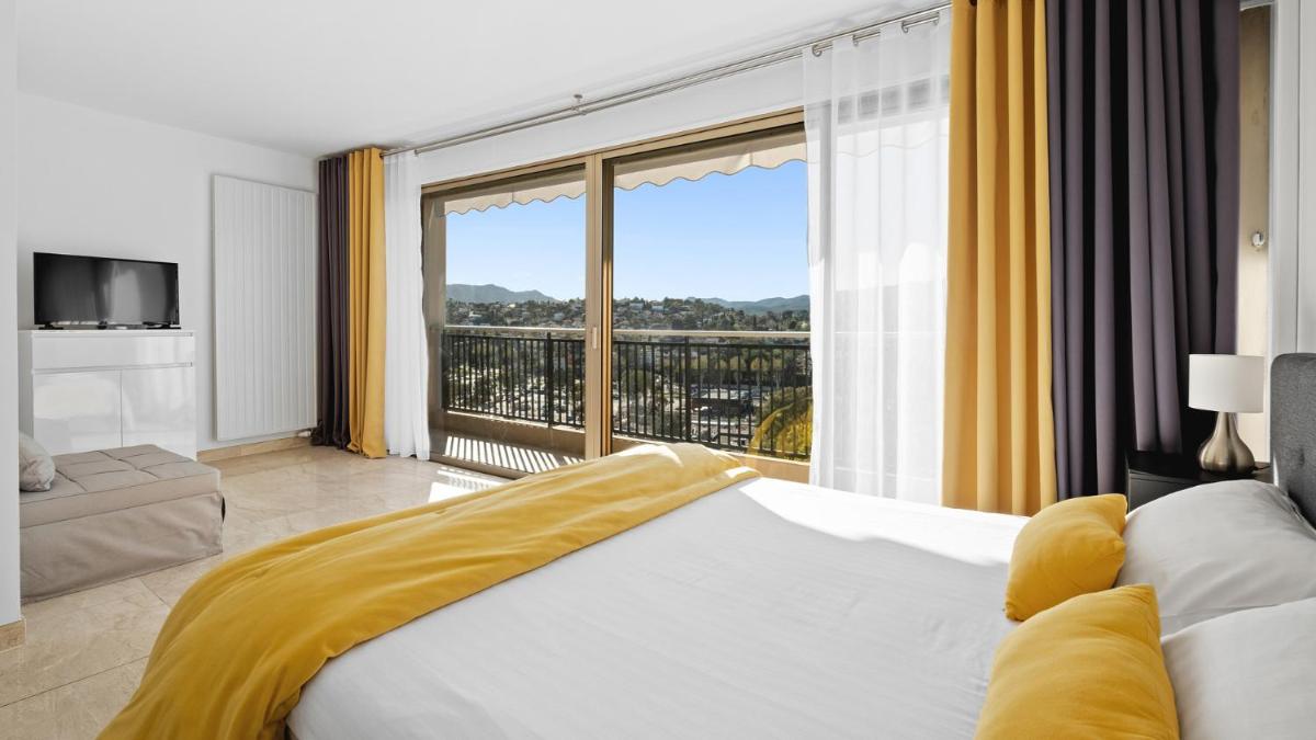 One-Bedroom Apartment with Sea View