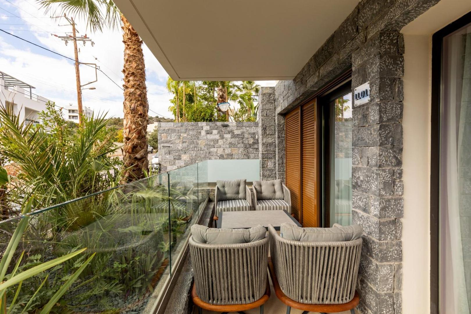 Two Bedroom Suite with Mountain View or Pool View - Photo 4