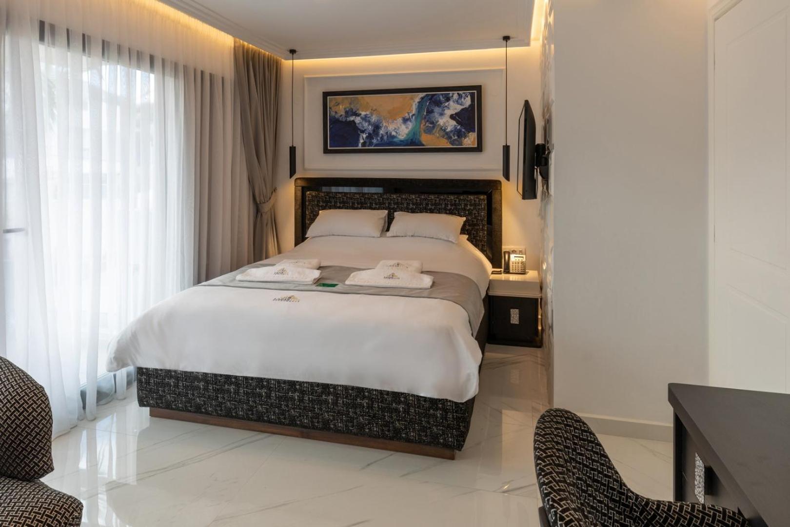 One-Bedroom Suite with Mountain or Pool View - Photo 1