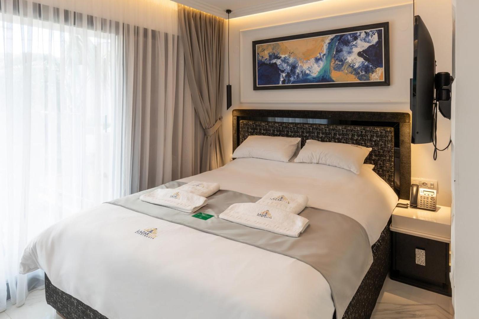 One-Bedroom Suite with Mountain or Pool View - Photo 6