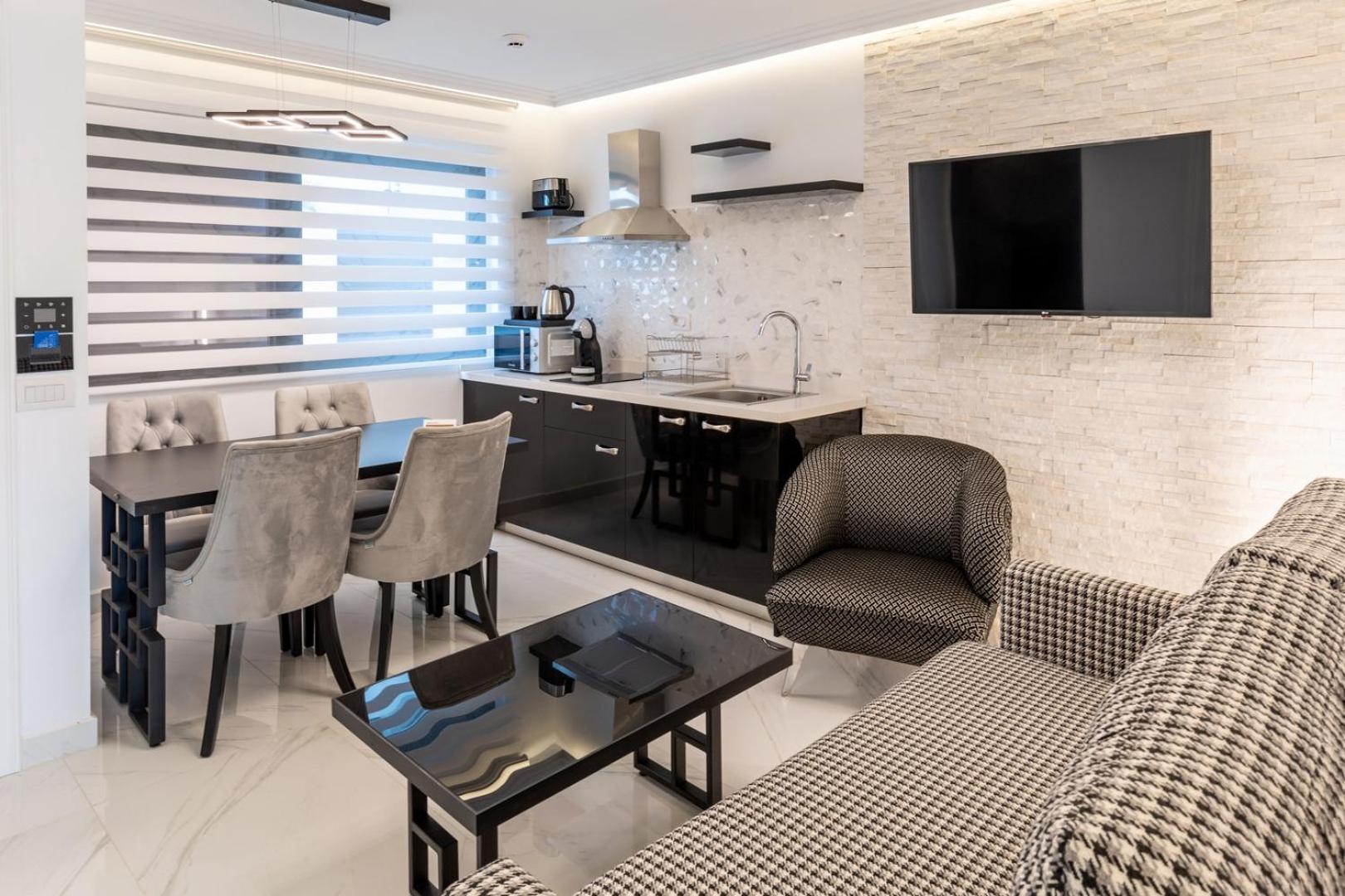 One-Bedroom Suite with Mountain or Pool View - Photo 8